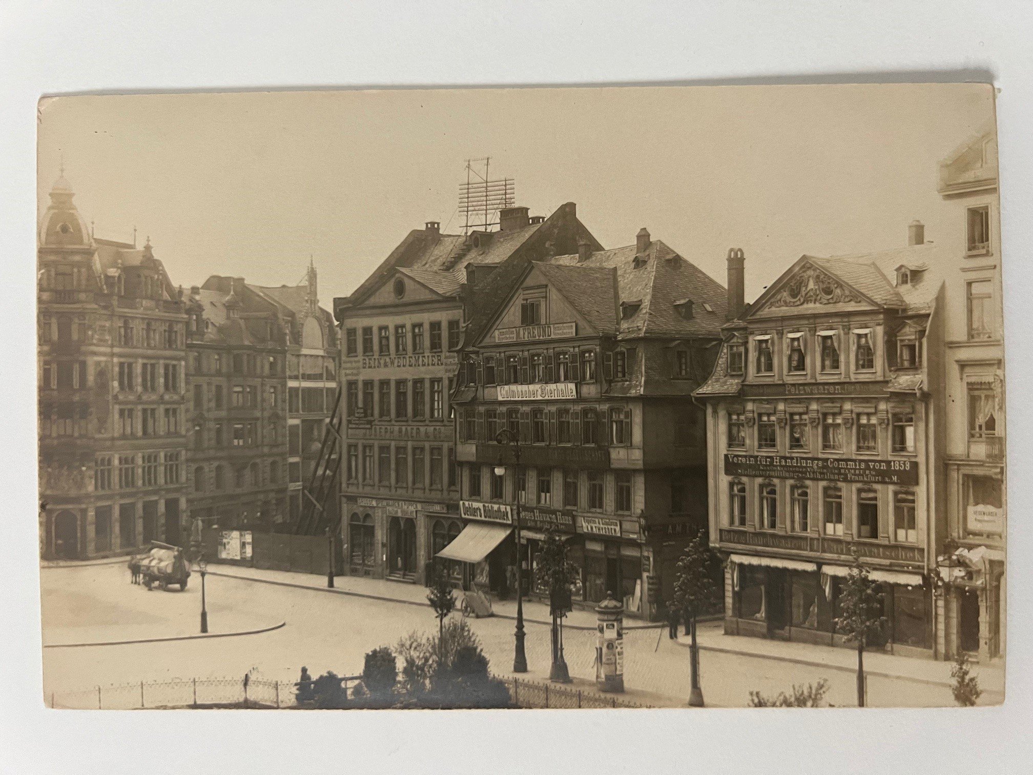 Unbekannter Fotograf, Frankfurt, Holzmarkt Nr. 16 und Goetheplatz, ca. 1905. (Taunus-Rhein-Main - Regionalgeschichtliche Sammlung Dr. Stefan Naas CC BY-NC-SA)
