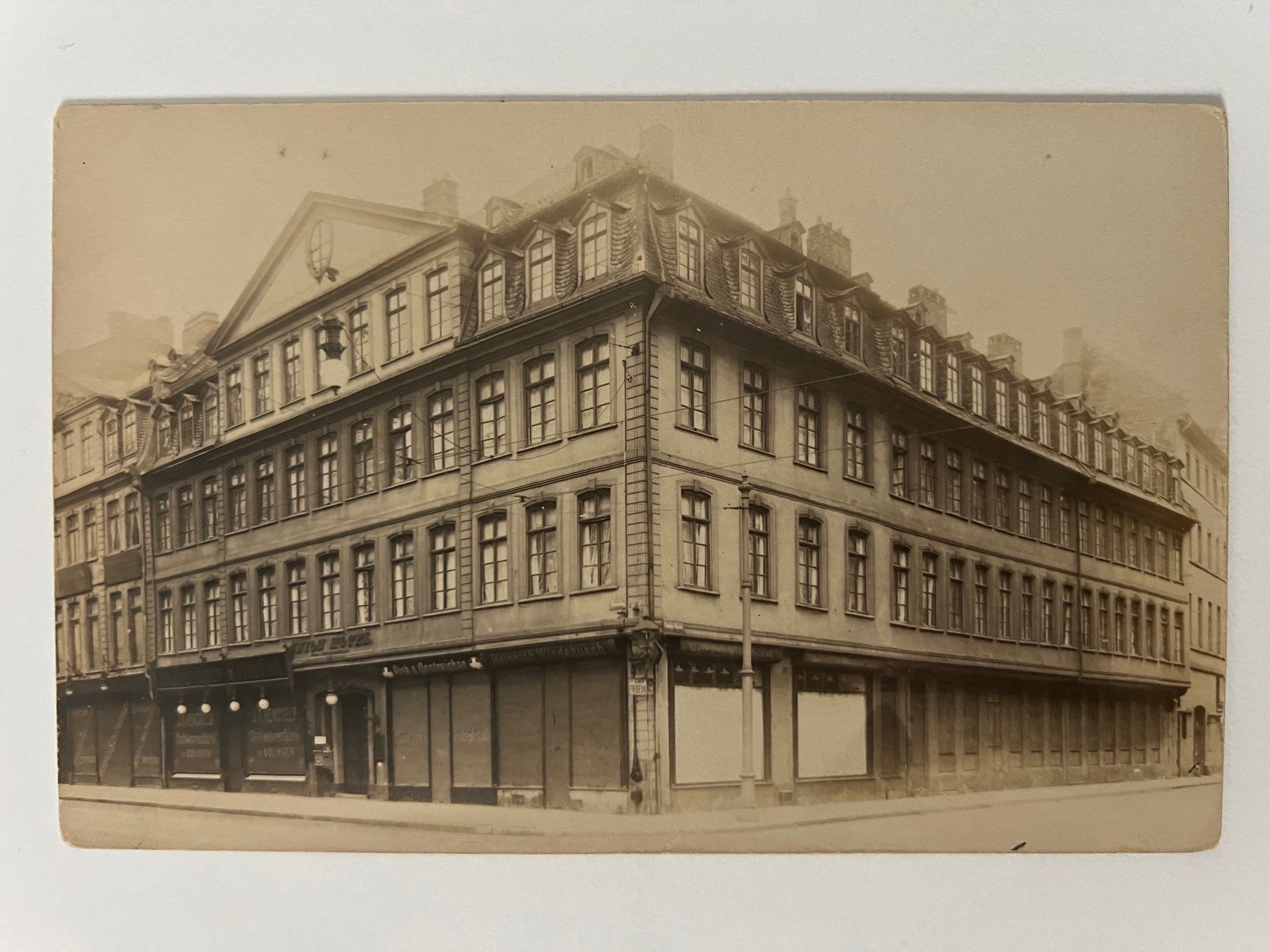 Gottfried Vömel, Frankfurt, Gasthaus zum Weidenbusch, Steinweg, 1904. (Taunus-Rhein-Main - Regionalgeschichtliche Sammlung Dr. Stefan Naas CC BY-NC-SA)
