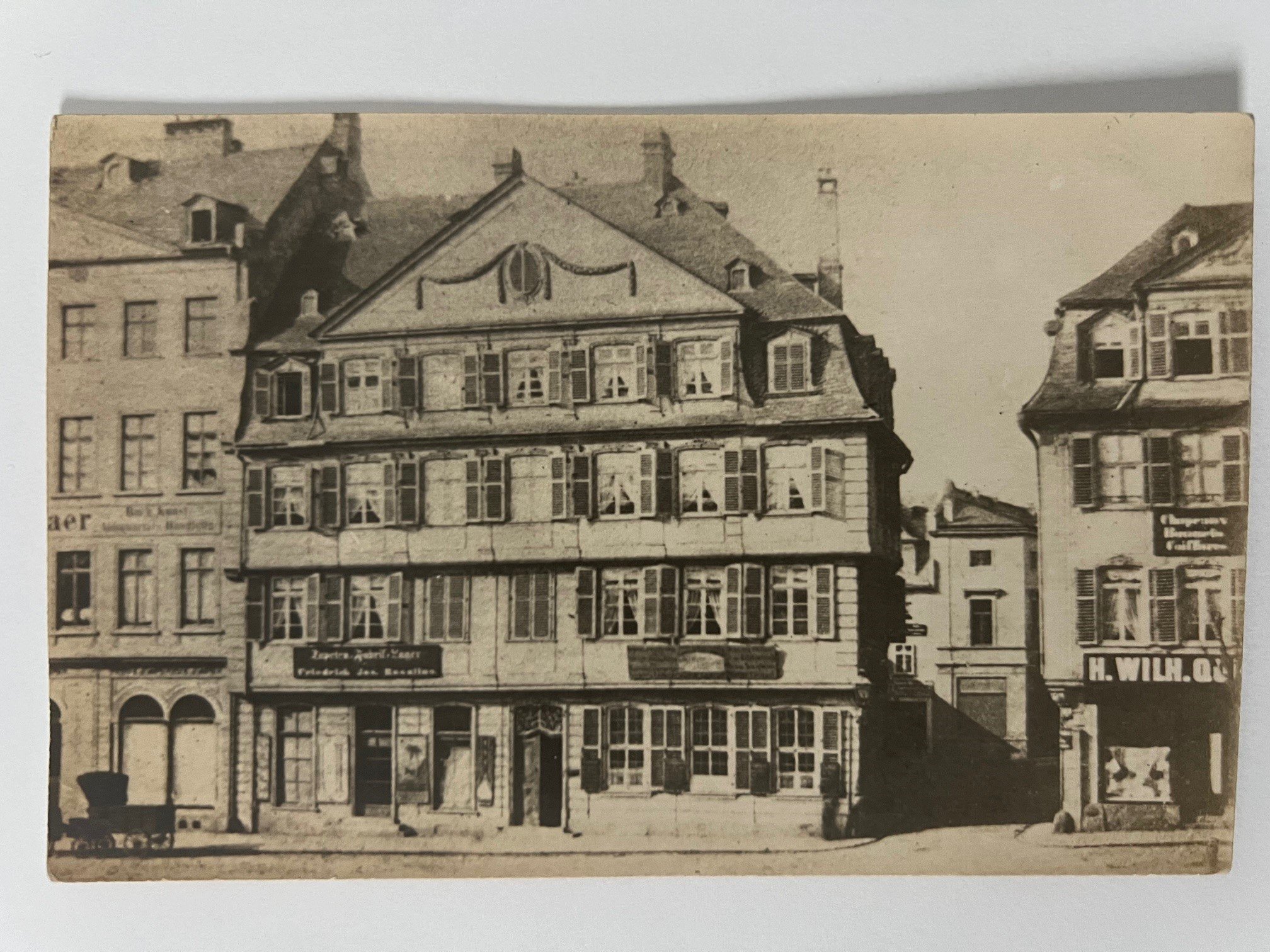 Gottfried Vömel, Frankfurt, Goetheplatz, Eingang zur Junghofstraße, nach einer alten Platte von ca. 1860, ca. 1905. (Taunus-Rhein-Main - Regionalgeschichtliche Sammlung Dr. Stefan Naas CC BY-NC-SA)