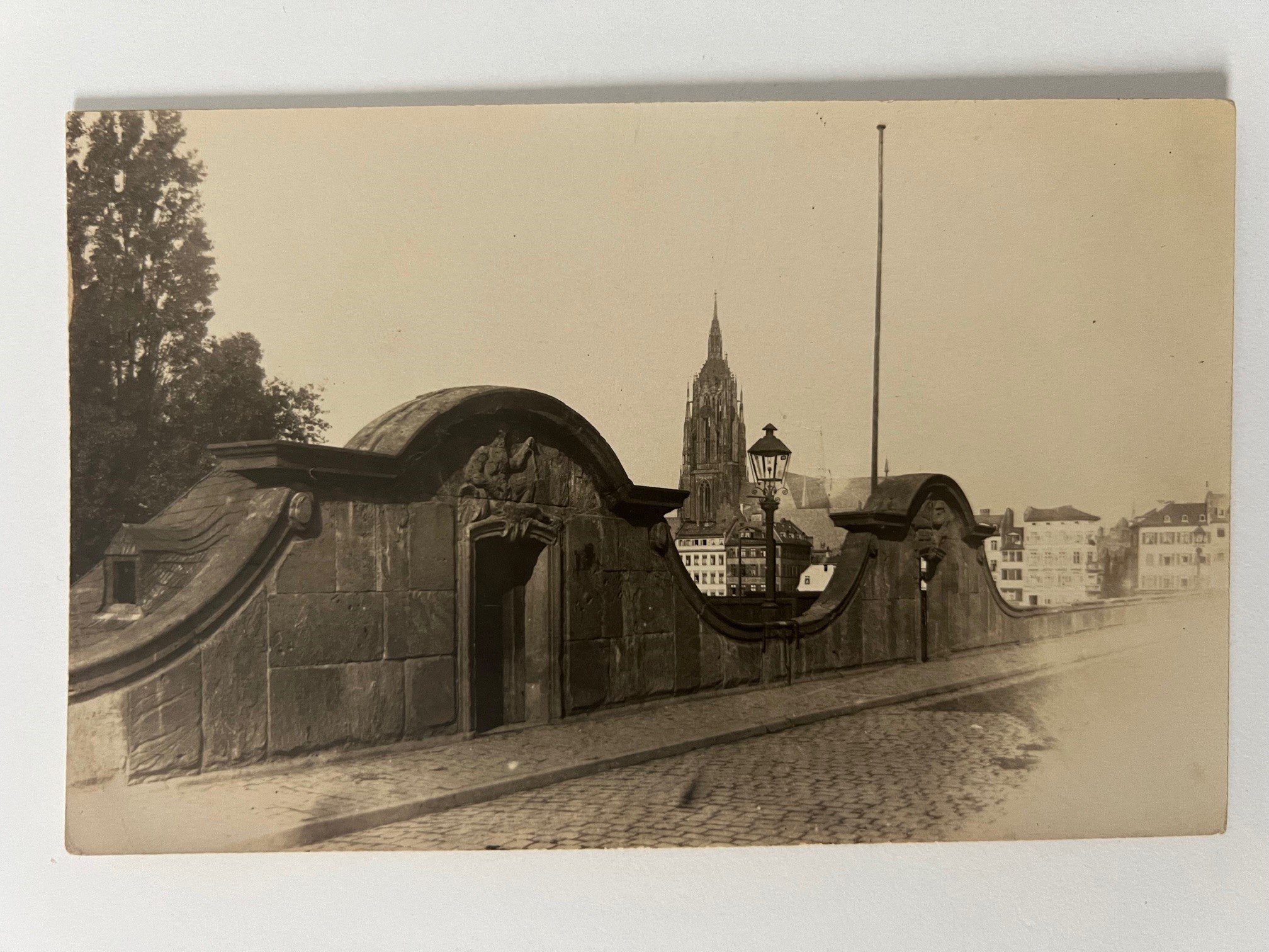 Gottfried Vömel, Frankfurt, Die Alte Brücke mit Wahrzeichen, ca. 1912. (Taunus-Rhein-Main - Regionalgeschichtliche Sammlung Dr. Stefan Naas CC BY-NC-SA)