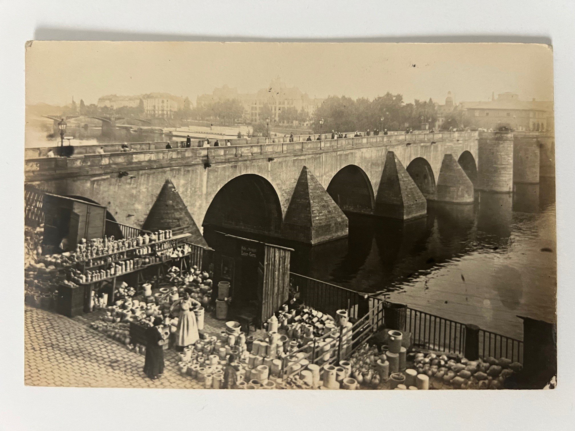 Gottfried Vömel, Frankfurt, Die neue Alte Brücke mit Töpfermarkt, 1912. (Taunus-Rhein-Main - Regionalgeschichtliche Sammlung Dr. Stefan Naas CC BY-NC-SA)