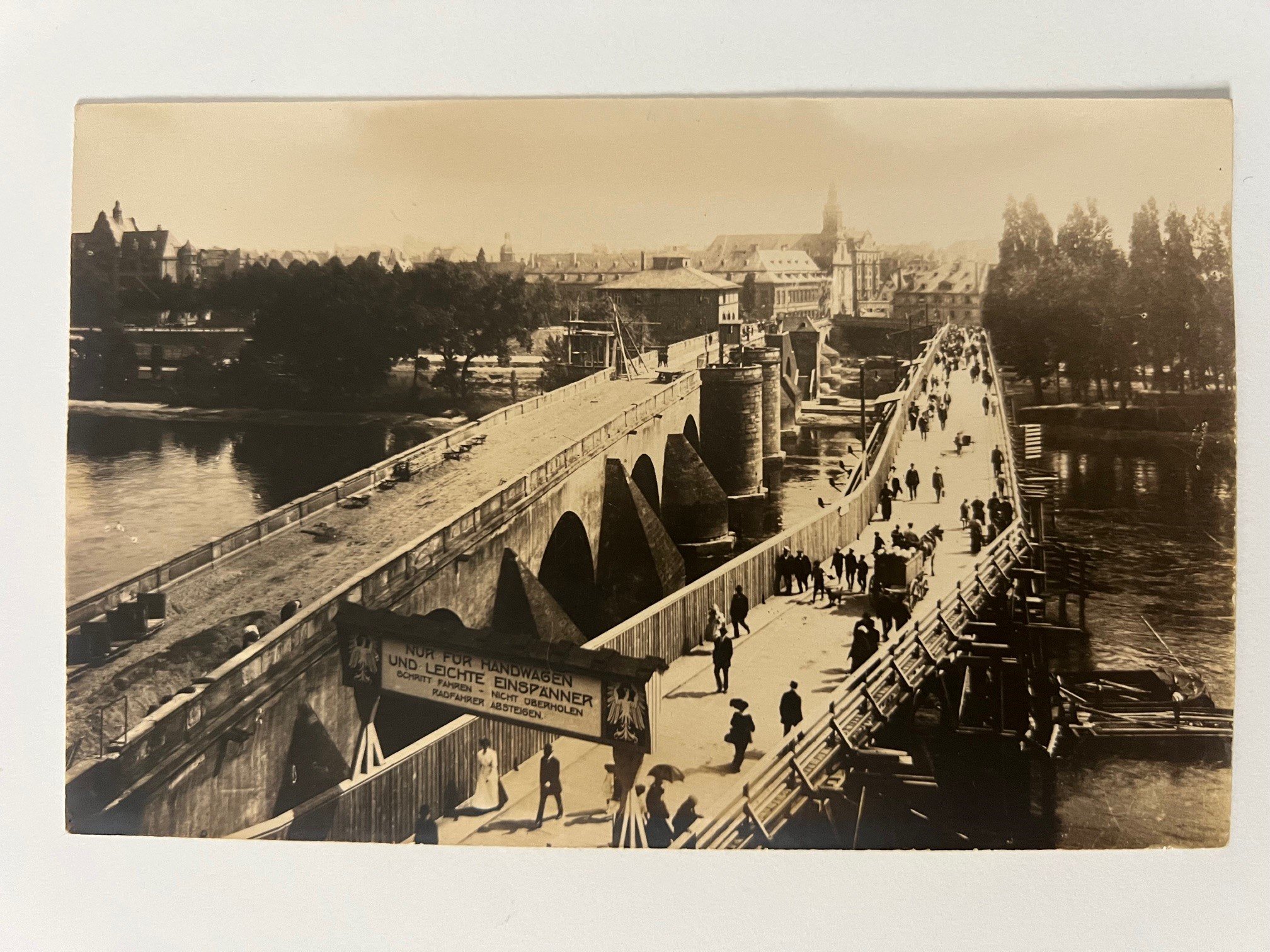 Gottfried Vömel, Frankfurt, Die Alte Brücke mit Notbrücke, nach einer alten Platte von Fay, 1914. (Taunus-Rhein-Main - Regionalgeschichtliche Sammlung Dr. Stefan Naas CC BY-NC-SA)