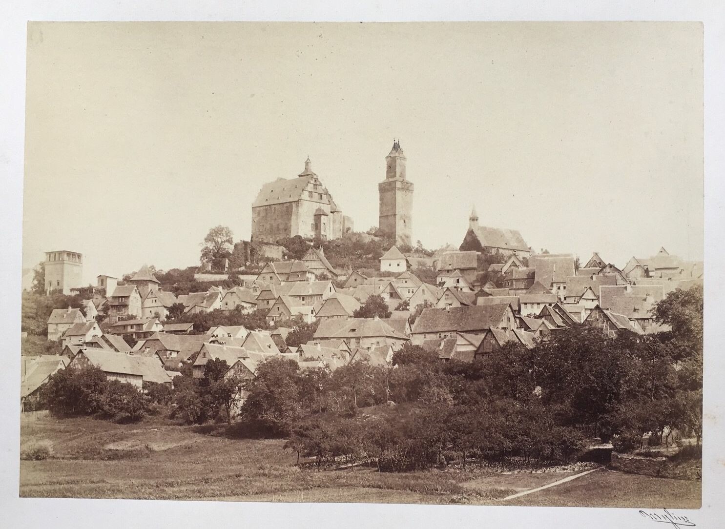 Kronberg und Burg Kronberg vom Tal aus (Taunus-Rhein-Main - Regionalgeschichtliche Sammlung Dr. Stefan Naas CC BY-NC-SA)