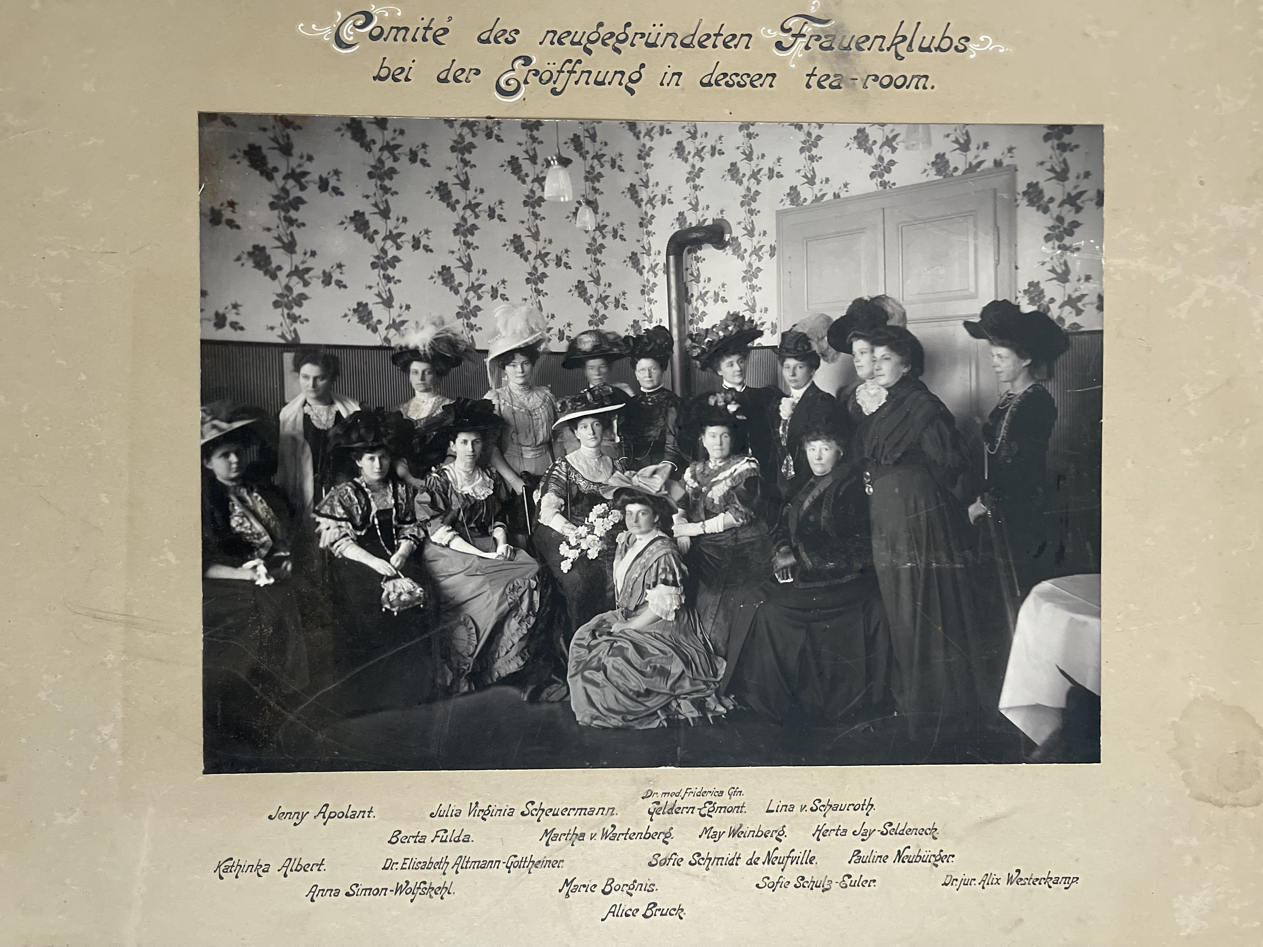 „Comité des neubegründeten Frauenklubs bei der Eröffnung in dessen neuem tea-room“. Anfang 1908. (Taunus-Rhein-Main - Regionalgeschichtliche Sammlung Dr. Stefan Naas CC BY-NC-SA)
