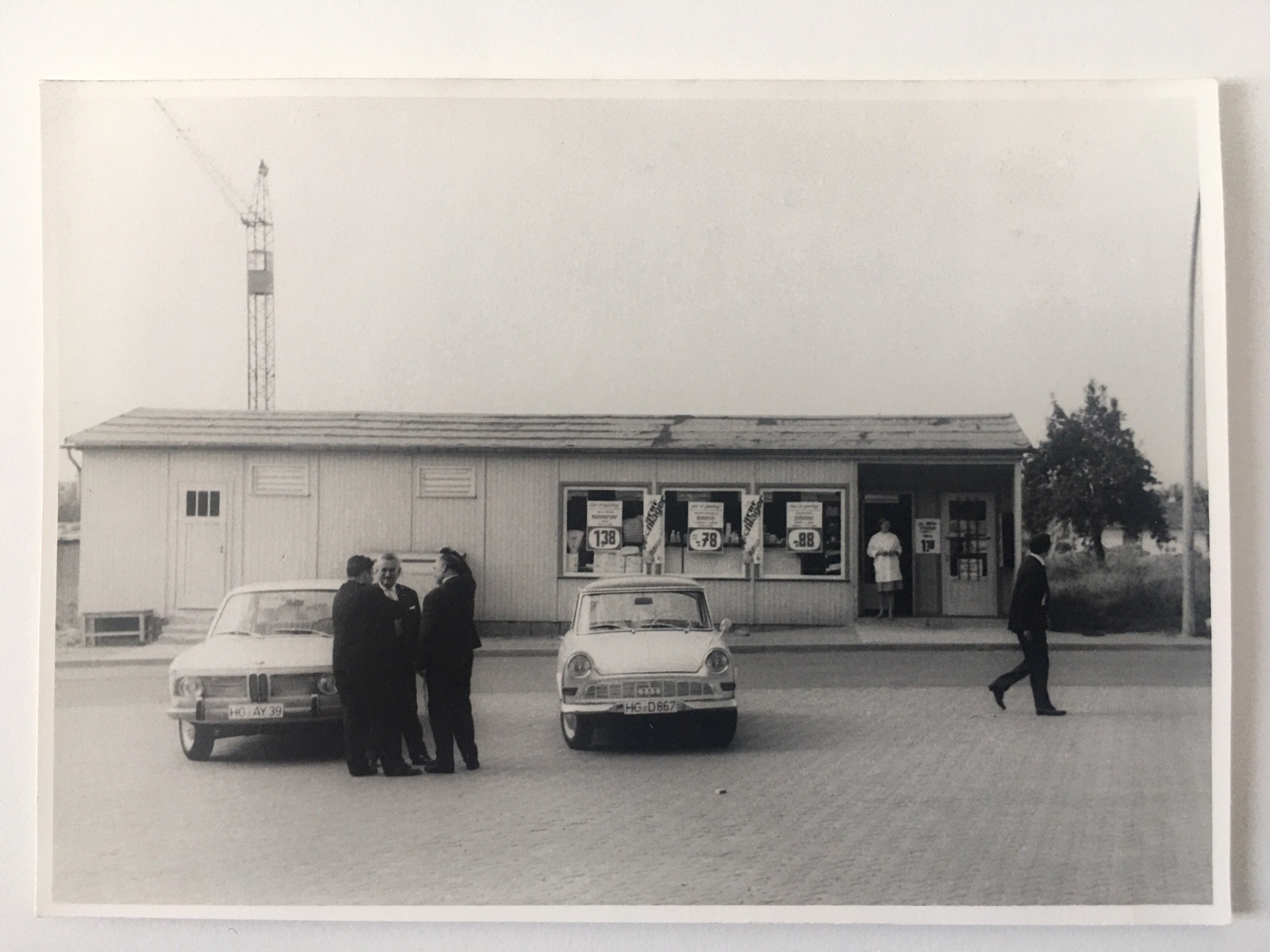 Konsum-Geschäft am Hessenring, Steinbach, ca. 1964 (Taunus-Rhein-Main - Regionalgeschichtliche Sammlung Dr. Stefan Naas CC BY-NC-SA)