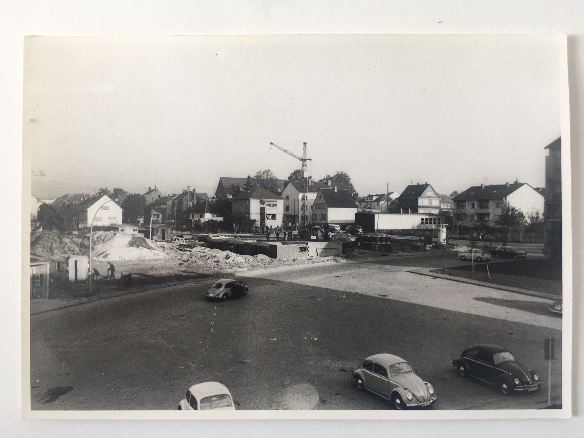 Das Ladenzentrum am Hessenring entsteht, Steinbach, ca. 1965 (Taunus-Rhein-Main - Regionalgeschichtliche Sammlung Dr. Stefan Naas CC BY-NC-SA)