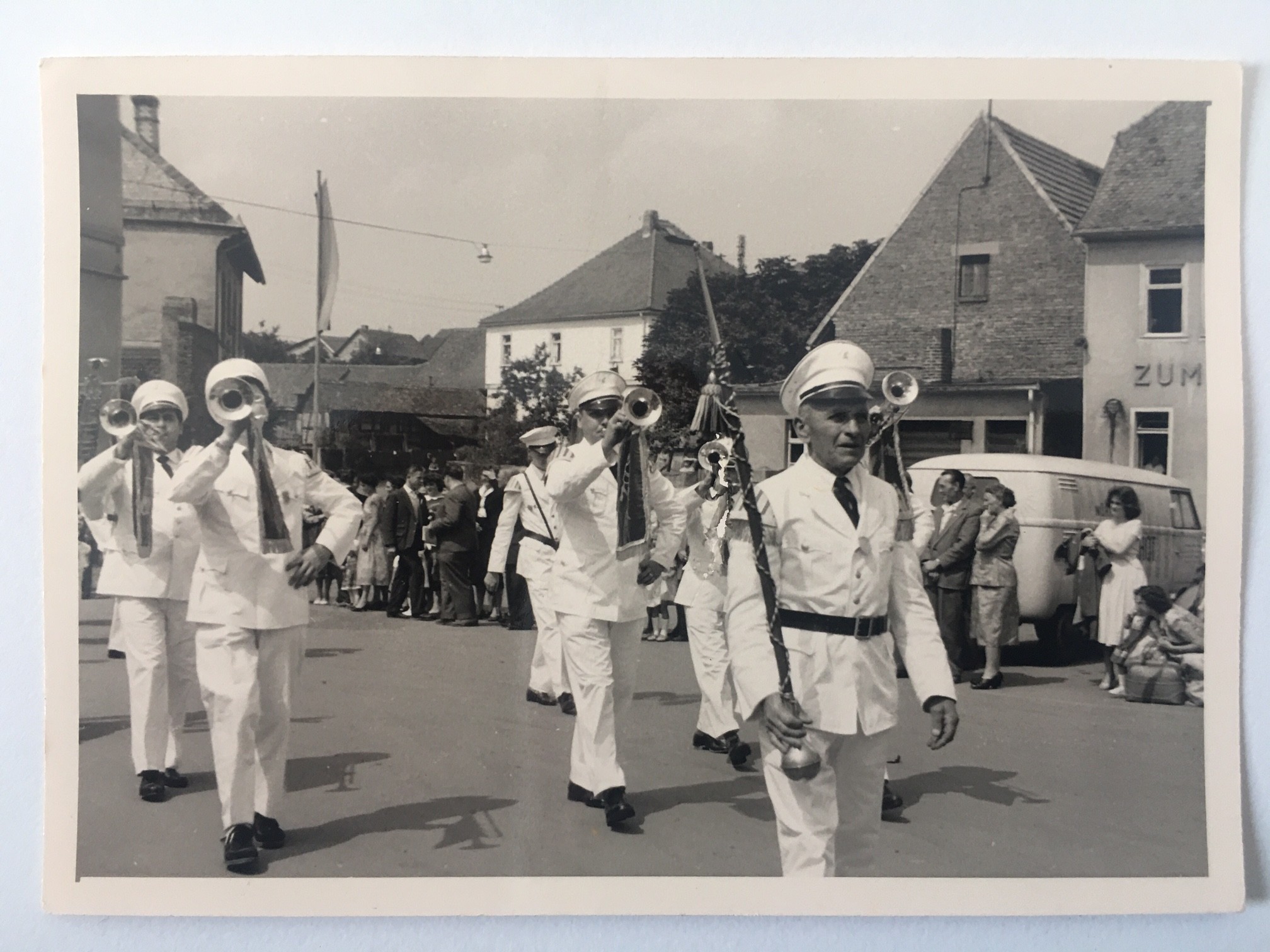 Festumzug wohl anlässlich einer Fahnenweihe Gesangsverein Frohsinn, Steinbach, 1959 (Taunus-Rhein-Main - Regionalgeschichtliche Sammlung Dr. Stefan Naas CC BY-NC-SA)
