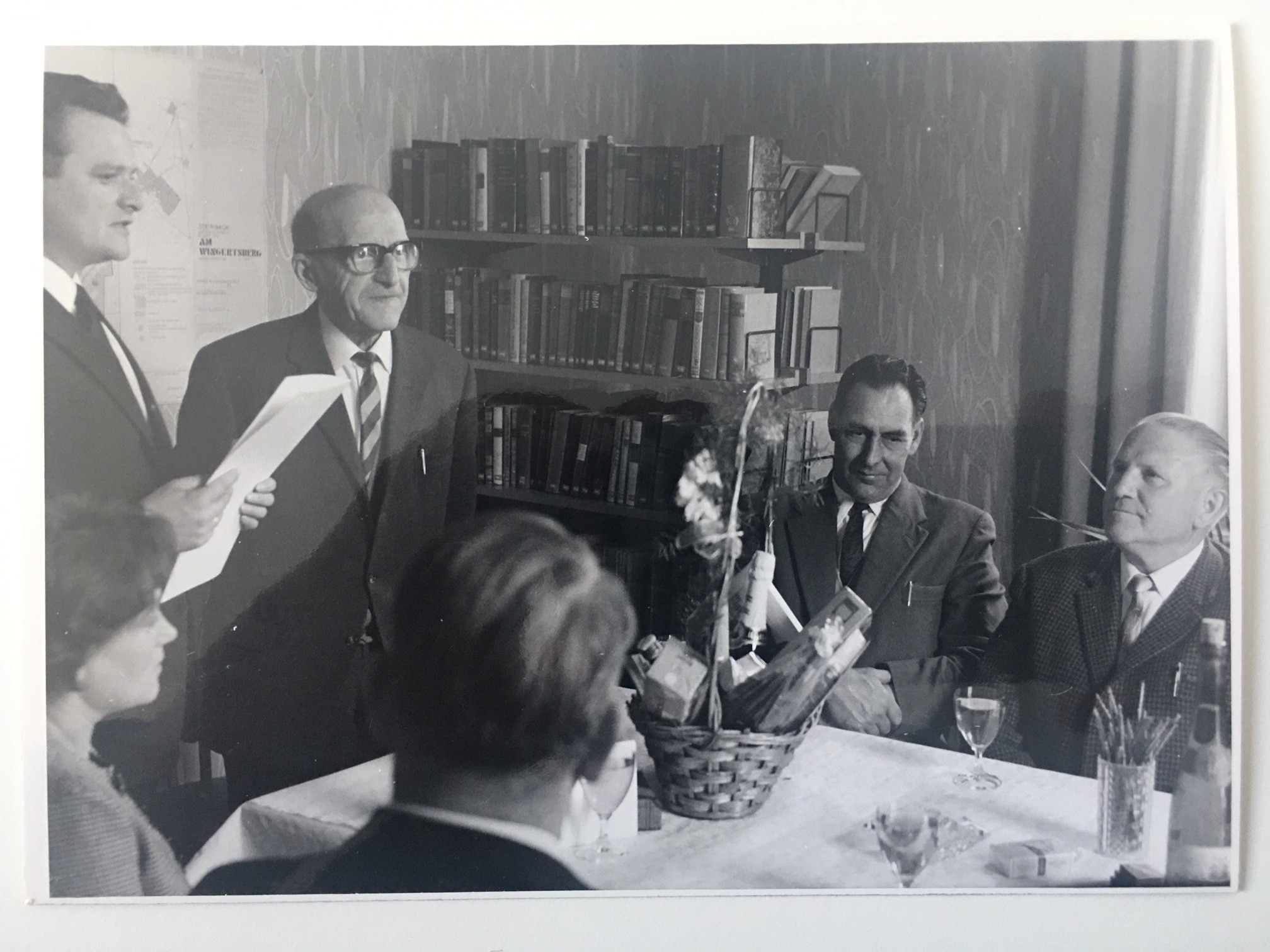 Ehrung von Karl Molitor für 50 Dienstjahre, Steinbach, wohl 1969 (Taunus-Rhein-Main - Regionalgeschichtliche Sammlung Dr. Stefan Naas CC BY-NC-SA)