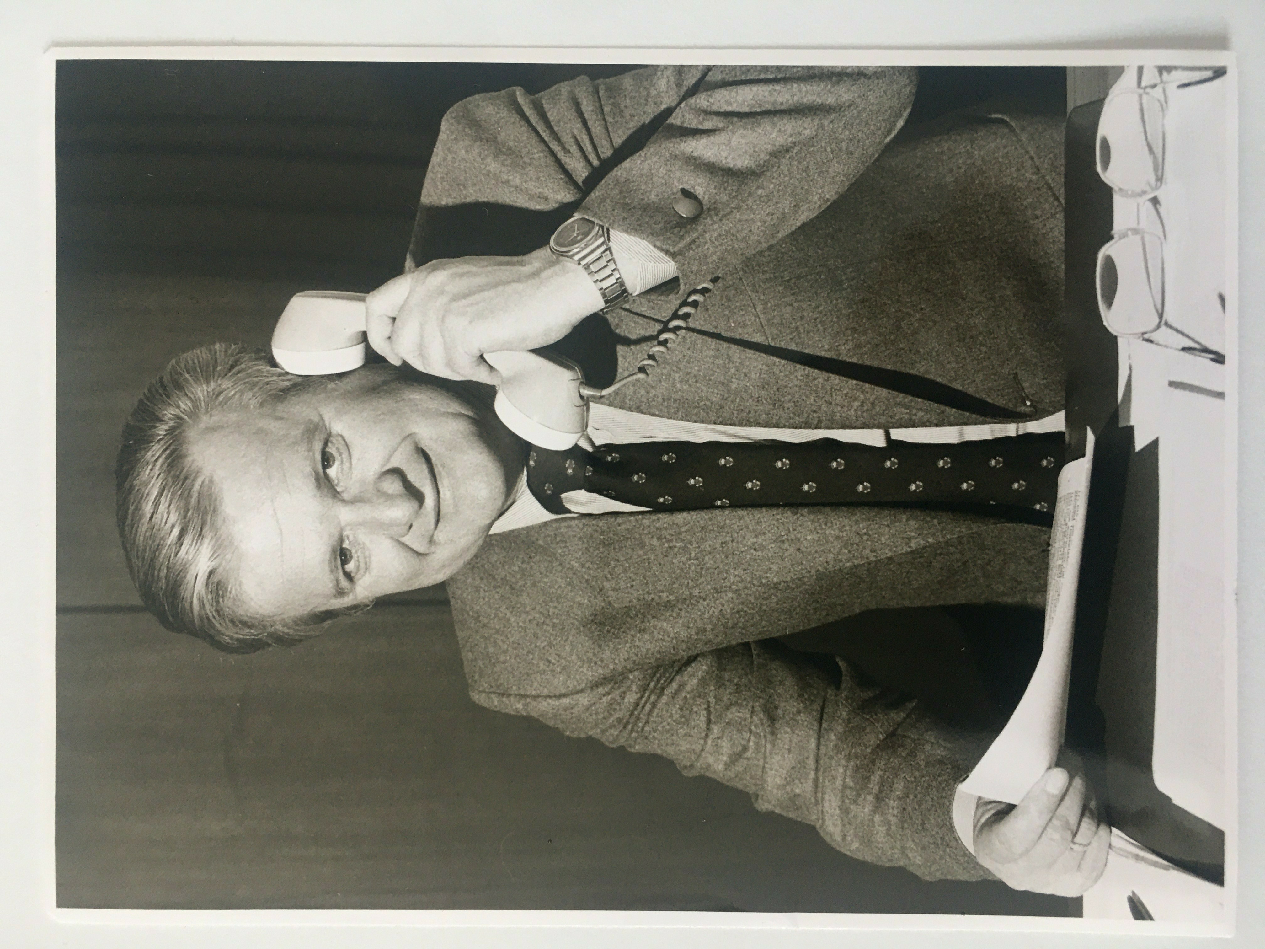 Bürgermeister Walter Herbst, der Mann am Telefon, 1977 (Taunus-Rhein-Main - Regionalgeschichtliche Sammlung Dr. Stefan Naas CC BY-NC-SA)