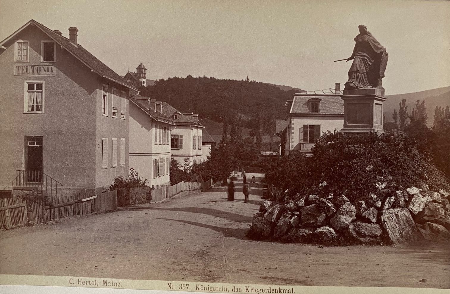 Fotografie, Carl Hertel No. 357, Königstein, das Kriegerdenkmal, ca. 1885 (Taunus-Rhein-Main - Regionalgeschichtliche Sammlung Dr. Stefan Naas CC BY-NC-SA)