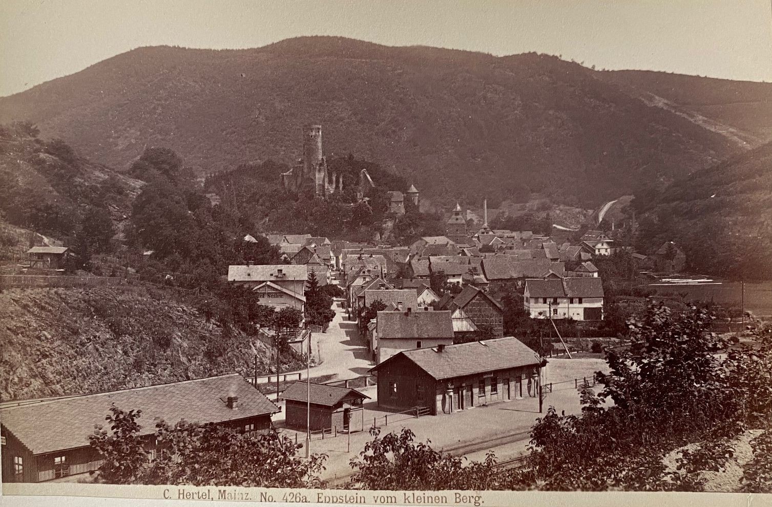 Fotografie, Carl Hertel No. 426a, Eppstein vom kleinen Berg, ca. 1885 (Taunus-Rhein-Main - Regionalgeschichtliche Sammlung Dr. Stefan Naas CC BY-NC-SA)