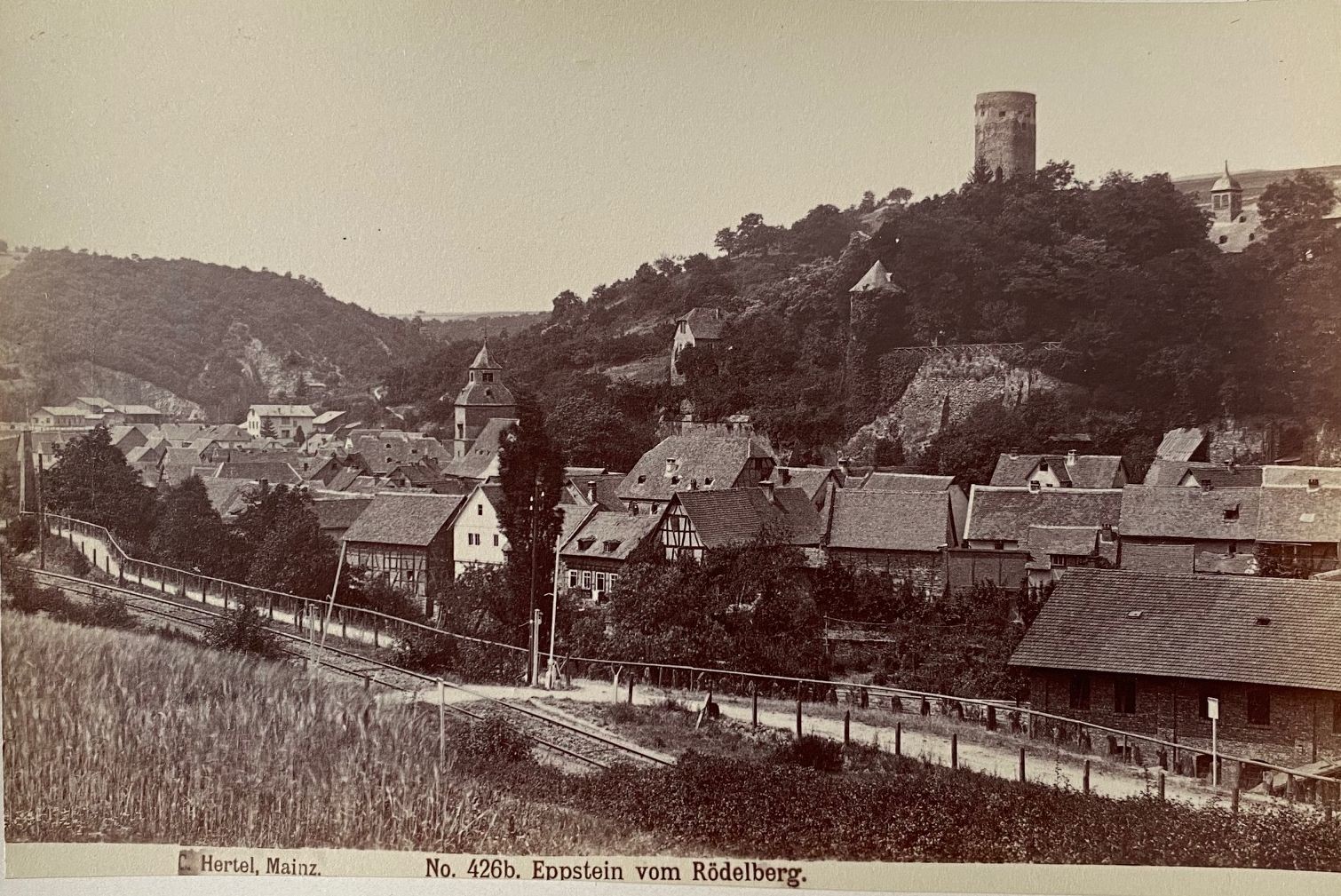 Fotografie, Carl Hertel No. 426b, Eppstein vom Rödelberg, ca. 1885 (Taunus-Rhein-Main - Regionalgeschichtliche Sammlung Dr. Stefan Naas CC BY-NC-SA)