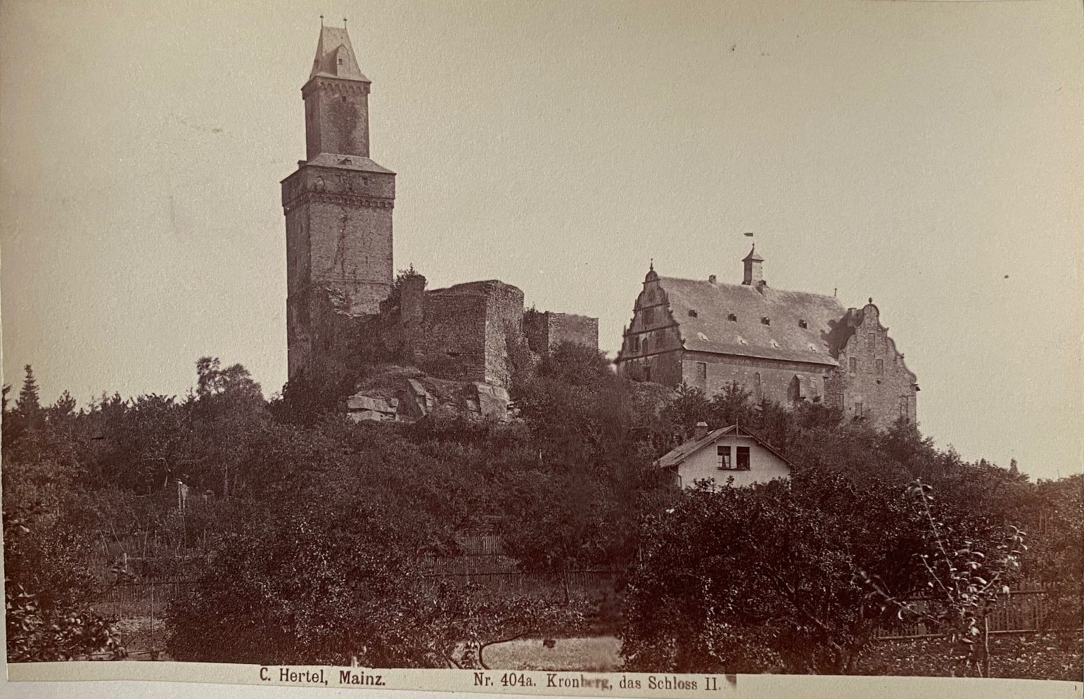 Fotografie, Carl Hertel No. 404a, Kronberg Schloss II, ca. 1885 (Taunus-Rhein-Main - Regionalgeschichtliche Sammlung Dr. Stefan Naas CC BY-NC-SA)