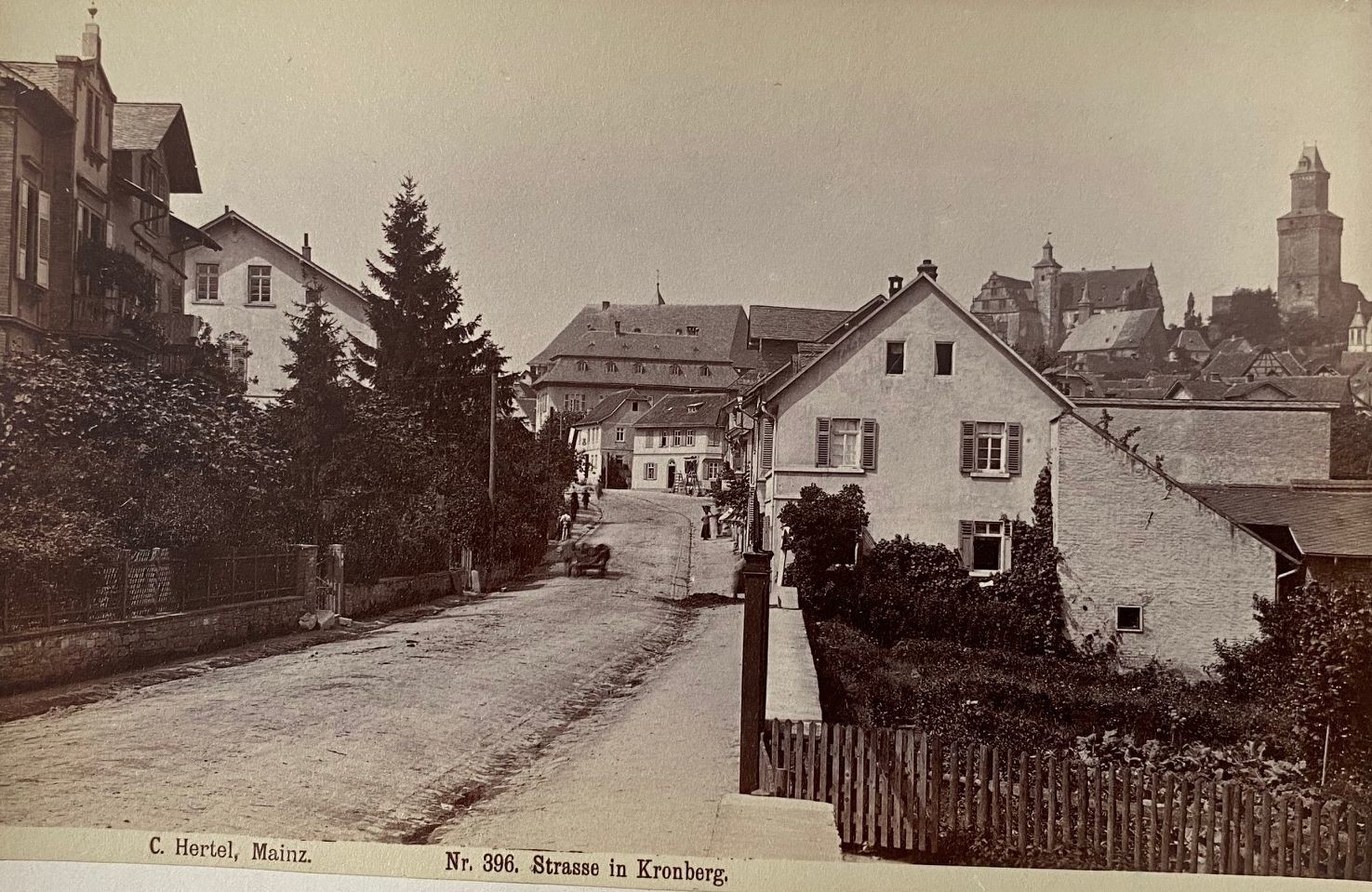 Fotografie, Carl Hertel No. 396, Strasse in Kronberg, ca. 1885 (Taunus-Rhein-Main - Regionalgeschichtliche Sammlung Dr. Stefan Naas CC BY-NC-SA)