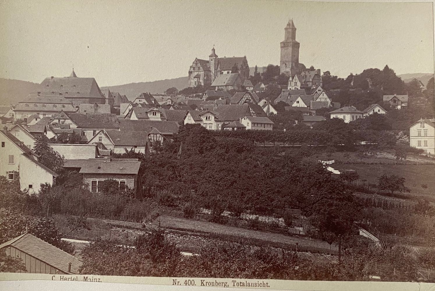 Fotografie, Carl Hertel No. 400, Kronberg Totalansicht, ca. 1885 (Taunus-Rhein-Main - Regionalgeschichtliche Sammlung Dr. Stefan Naas CC BY-NC-SA)