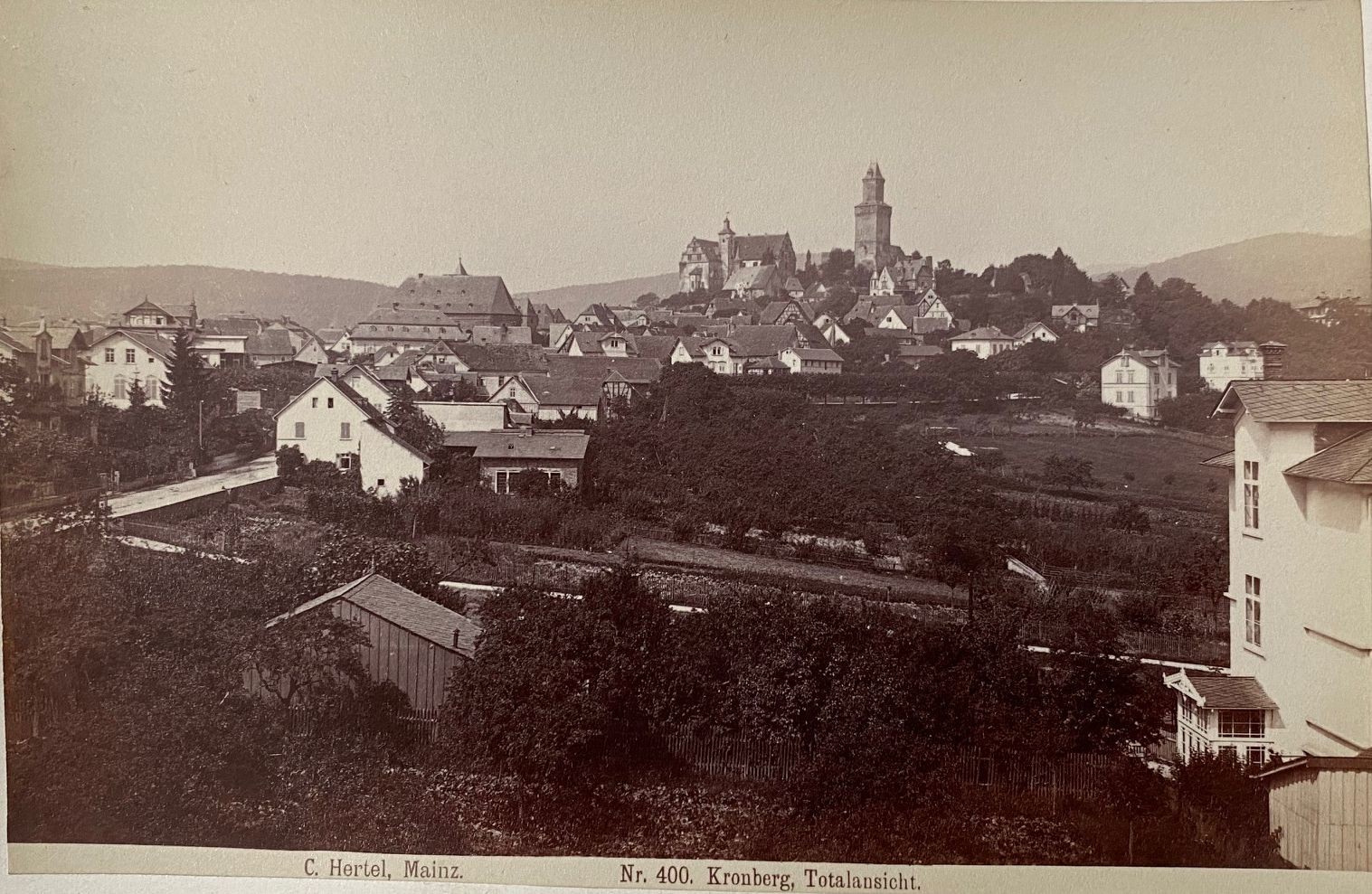 Fotografie, Carl Hertel No. 400, Kronberg Totalansicht, ca. 1885 (Taunus-Rhein-Main - Regionalgeschichtliche Sammlung Dr. Stefan Naas CC BY-NC-SA)