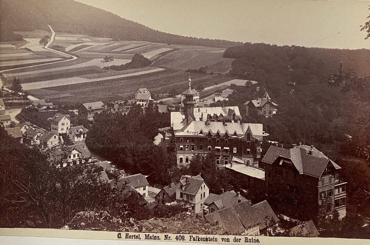 Fotografie, Carl Hertel No. 409, Falkenstein von der Ruine, ca. 1885 (Taunus-Rhein-Main - Regionalgeschichtliche Sammlung Dr. Stefan Naas CC BY-NC-SA)