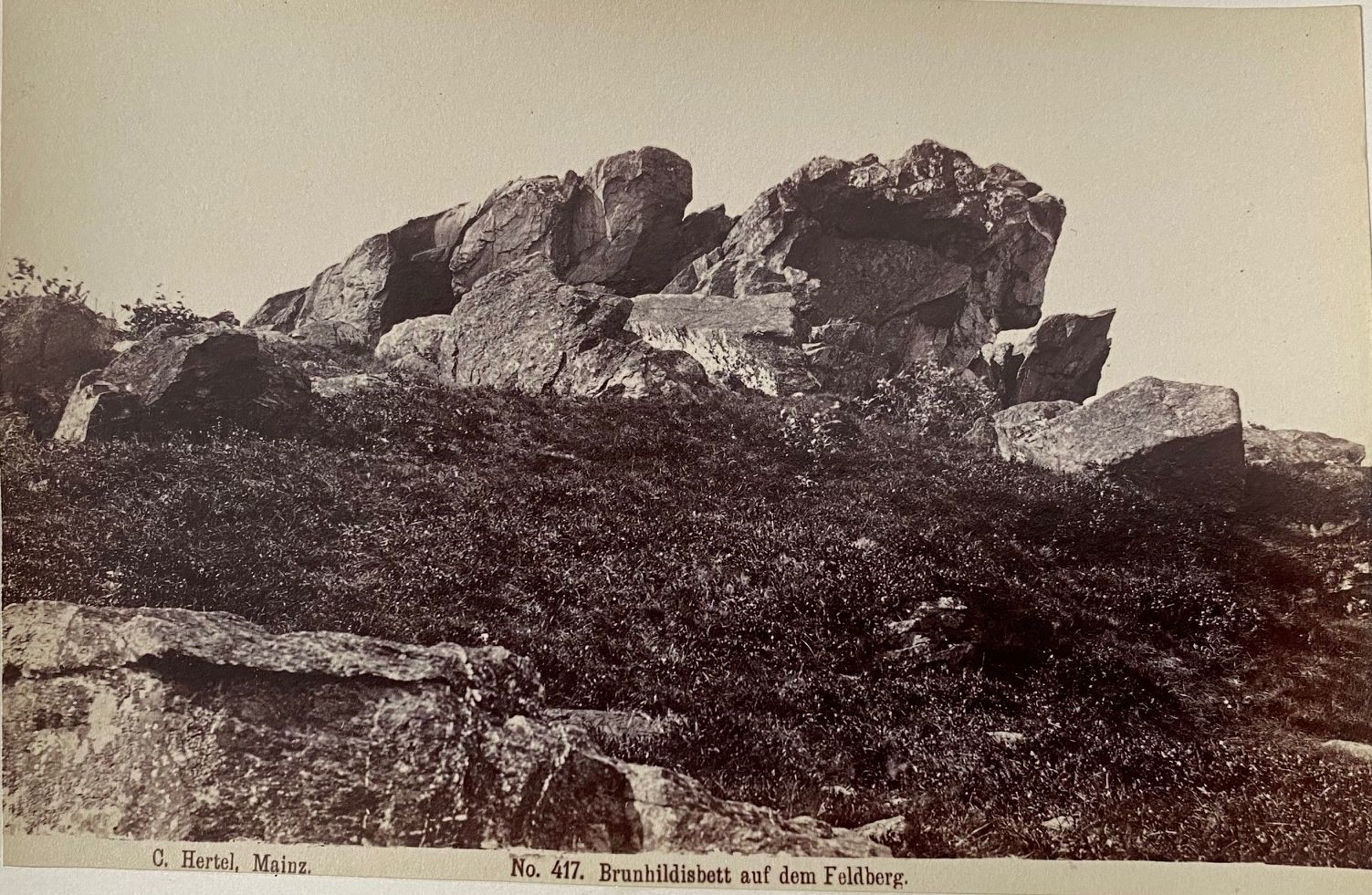 Fotografie, Carl Hertel No. 417, Brunhildisbett auf dem Feldberg, ca. 1885 (Taunus-Rhein-Main - Regionalgeschichtliche Sammlung Dr. Stefan Naas CC BY-NC-SA)