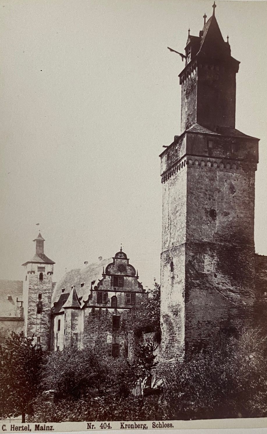 Fotografie, Carl Hertel No. 404, Kronberg, Schloss, ca. 1885 (Taunus-Rhein-Main - Regionalgeschichtliche Sammlung Dr. Stefan Naas CC BY-NC-SA)