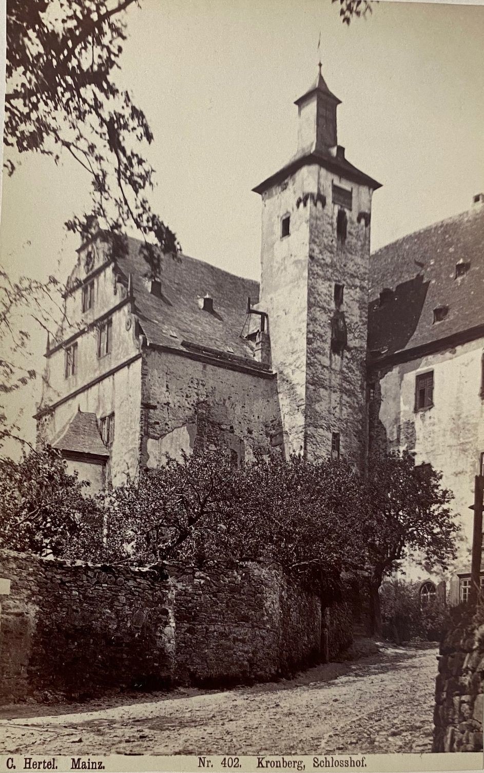 Fotografie, Carl Hertel No. 402, Kronberg, Schlosshof, ca. 1885 (Taunus-Rhein-Main - Regionalgeschichtliche Sammlung Dr. Stefan Naas CC BY-NC-SA)