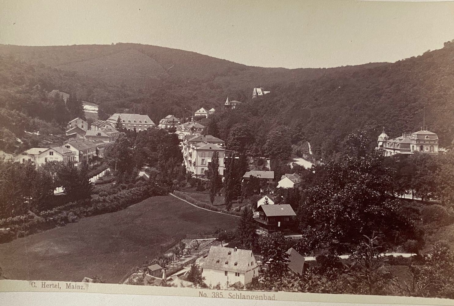 Fotografie, Carl Hertel No. 385, Schlangenbad, ca. 1885 (Taunus-Rhein-Main - Regionalgeschichtliche Sammlung Dr. Stefan Naas CC BY-NC-SA)
