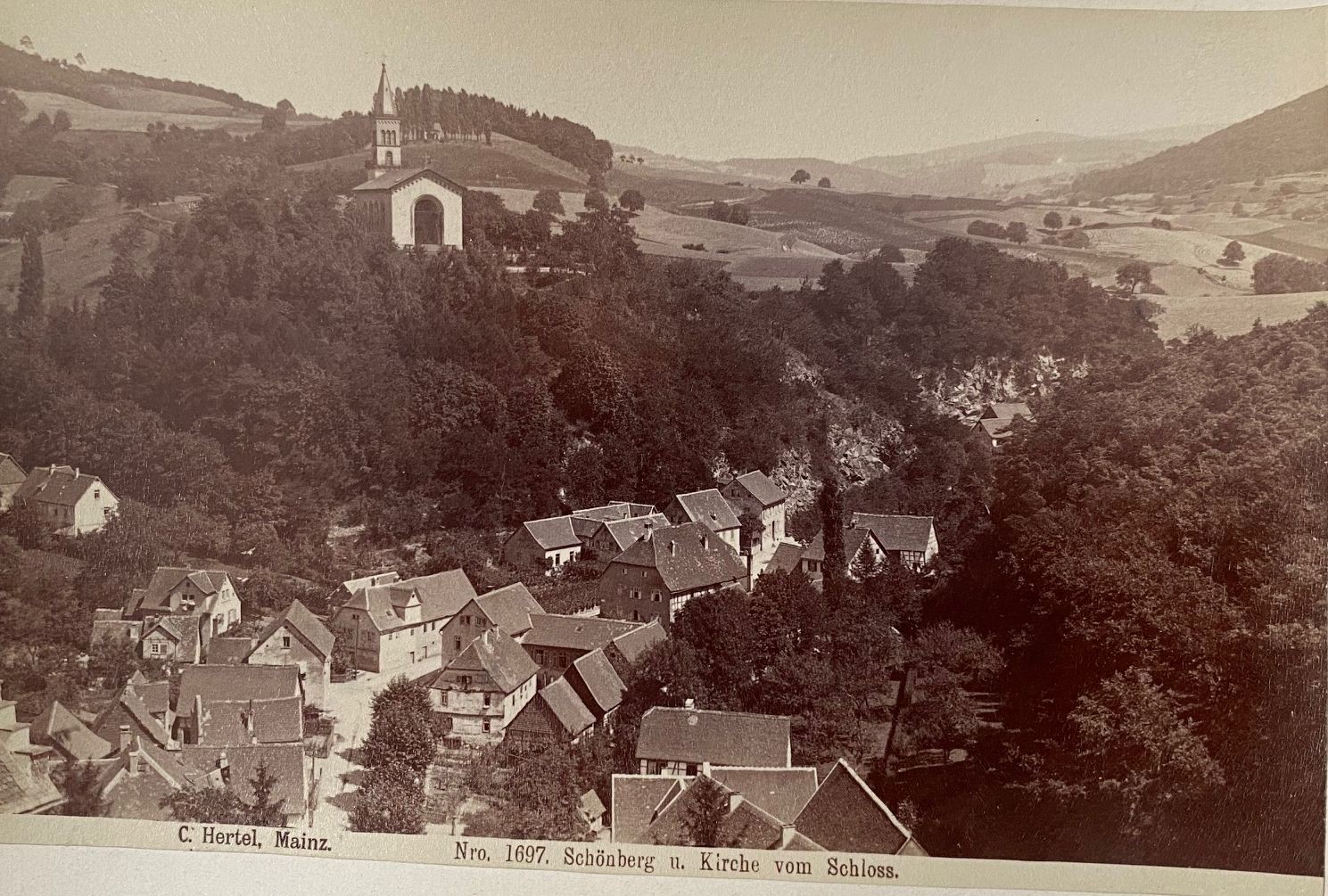 Fotografie, Carl Hertel No. 1697, Schönberg u. Kirche vom Schloss, ca. 1885 (Taunus-Rhein-Main - Regionalgeschichtliche Sammlung Dr. Stefan Naas CC BY-NC-SA)