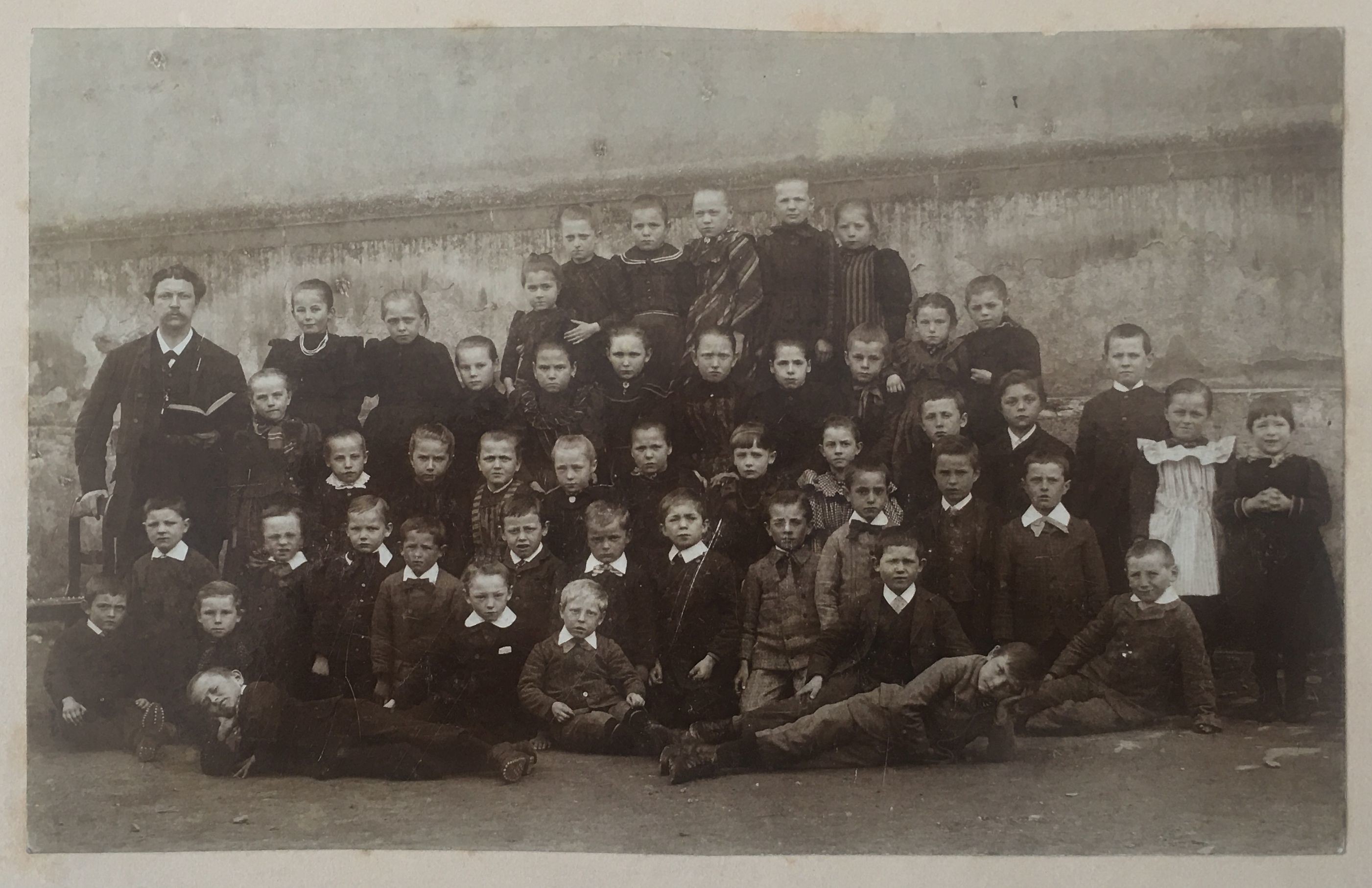 Steinbacher Schulkinder der Jahrgänge 1886-1890 (Taunus-Rhein-Main - Regionalgeschichtliche Sammlung Dr. Stefan Naas CC BY-NC-SA)