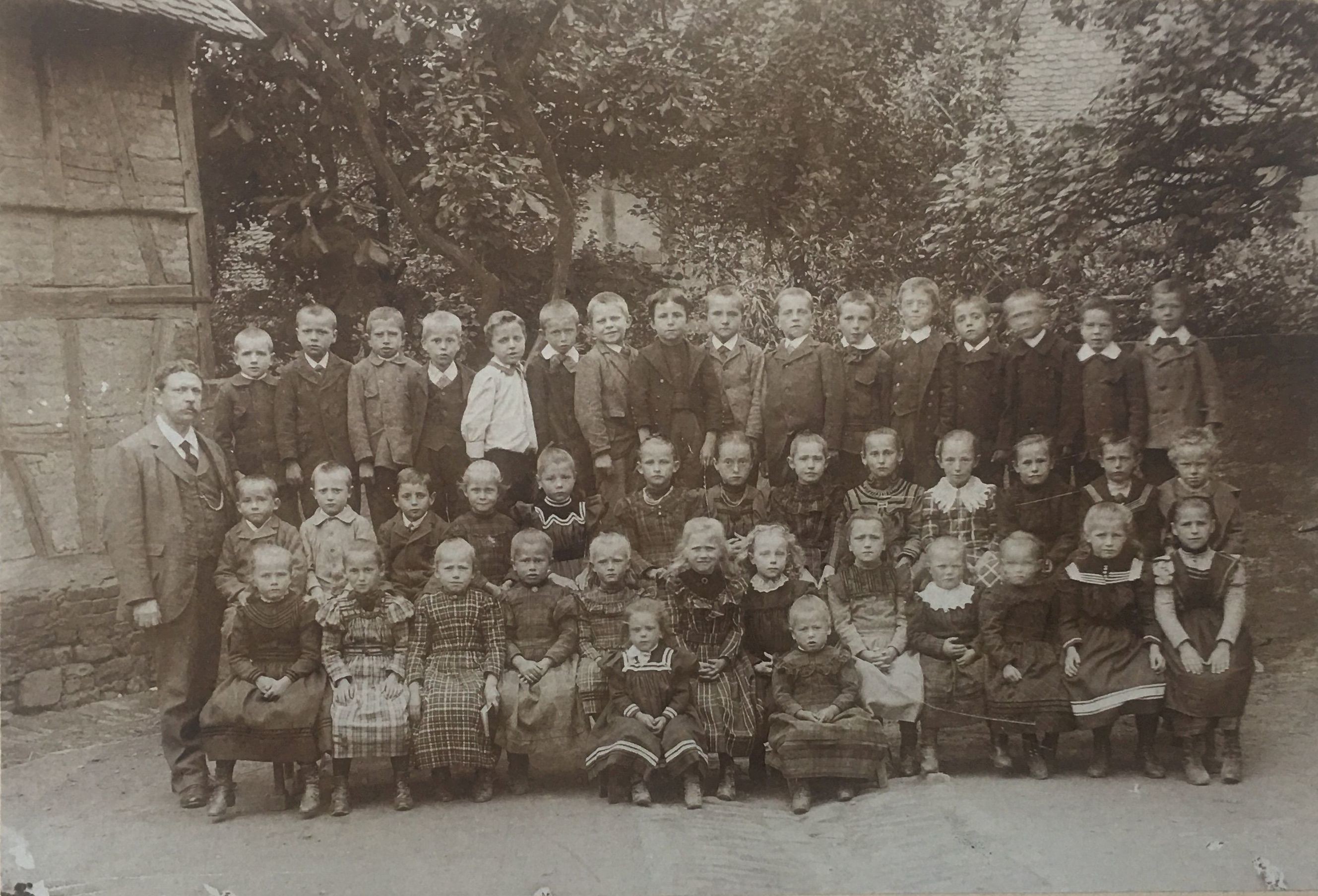 Steinbacher Schulkinder der Jahrgänge 1890-1893 (Taunus-Rhein-Main - Regionalgeschichtliche Sammlung Dr. Stefan Naas CC BY-NC-SA)