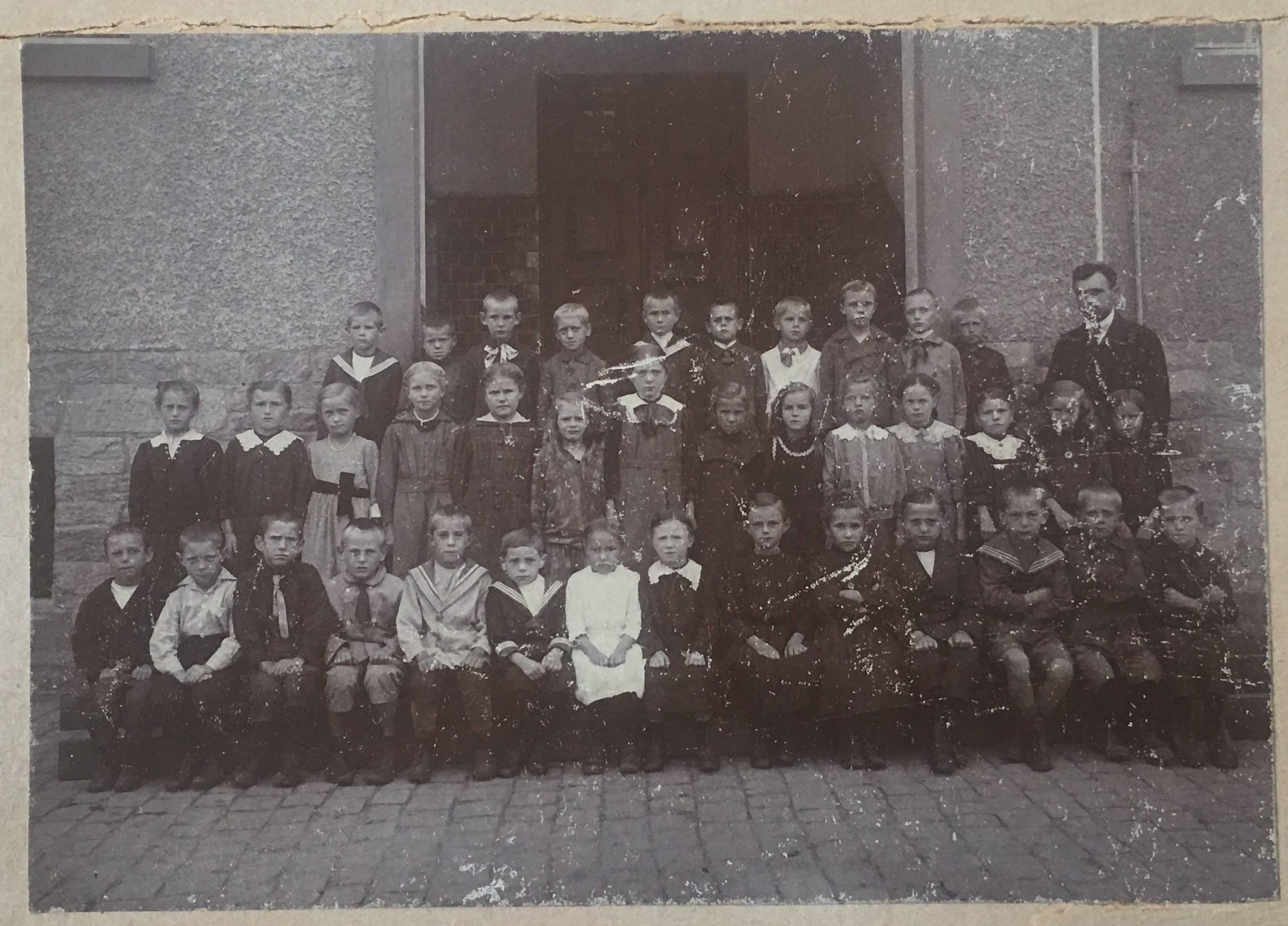 Steinbacher Schulkinder der Jahrgänge 1910-1913 (Taunus-Rhein-Main - Regionalgeschichtliche Sammlung Dr. Stefan Naas CC BY-NC-SA)