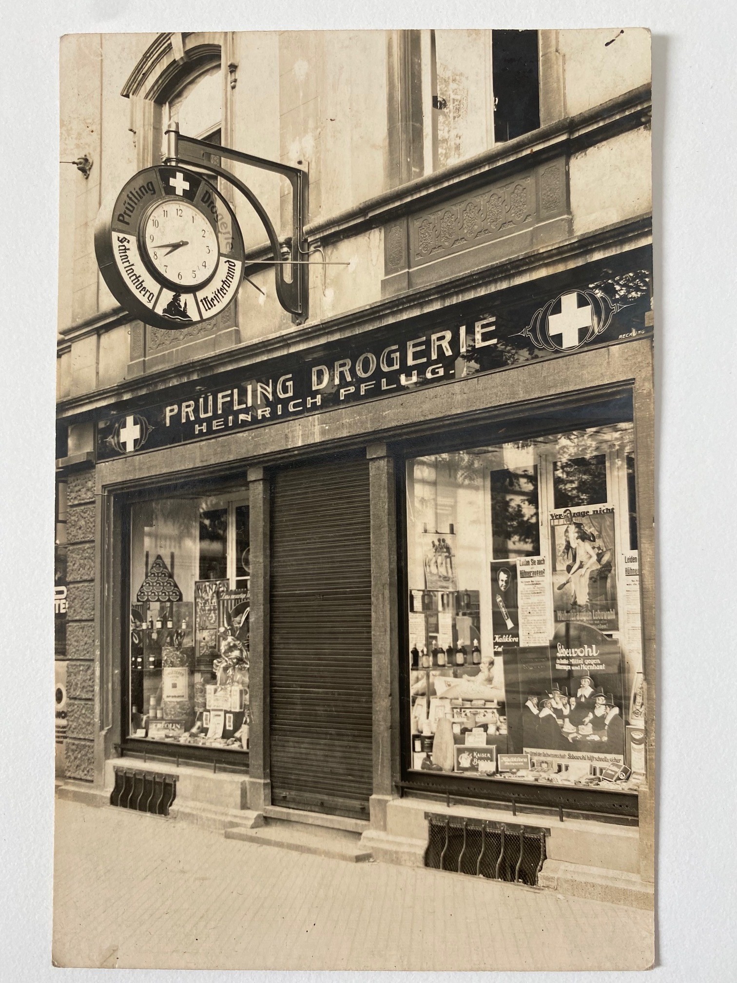 Ladenfront der Prüfling-Drogerie Heinrich Pflug, Frankfurt am Main, um 1930 (Regionalgeschichtliche Sammlung Dr. Stefan Naas CC BY-NC-SA)