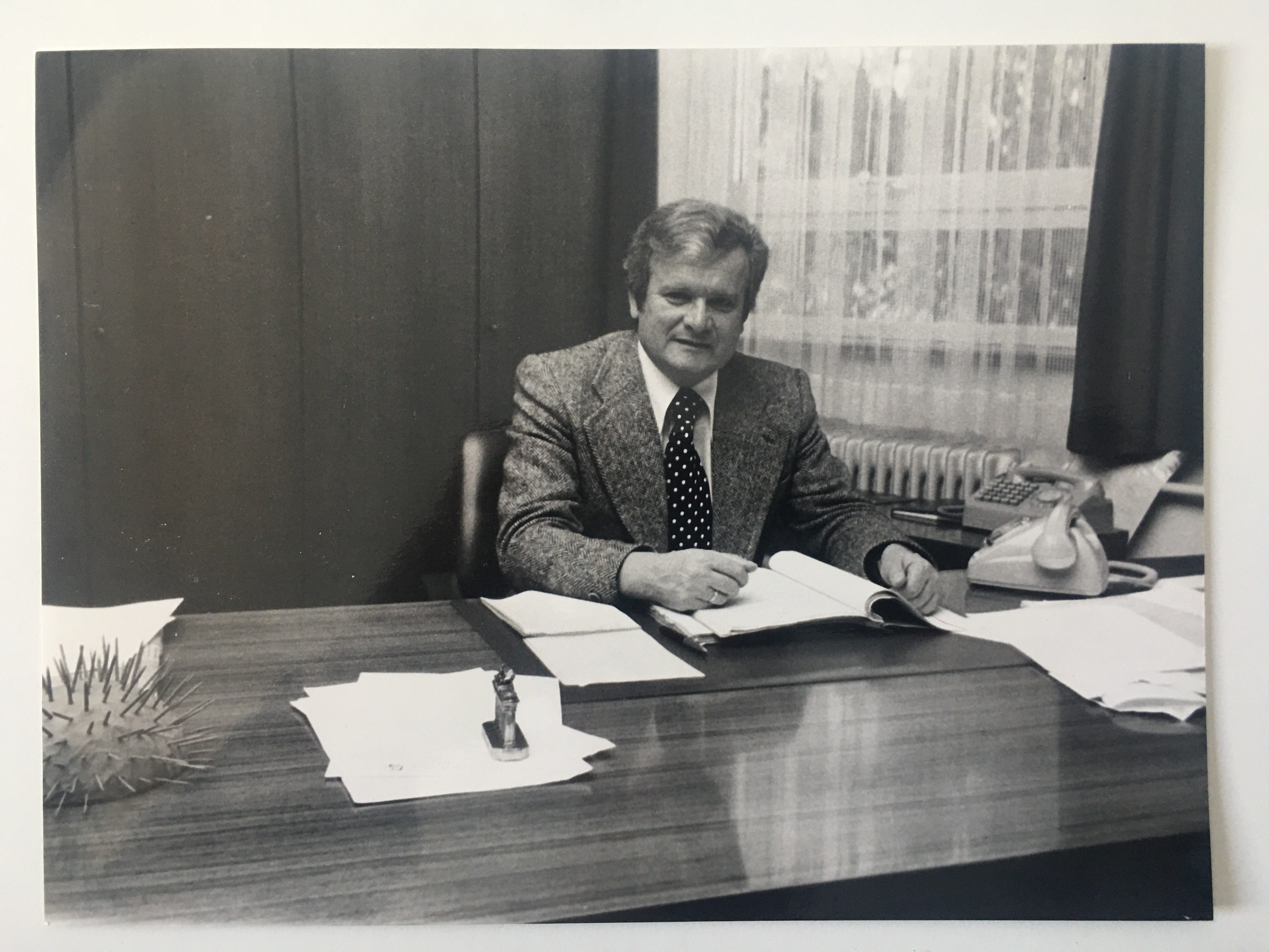 Bürgermeister Walter Herbst am Schreibtisch im Rathaus, ca. 1980 (Taunus-Rhein-Main - Regionalgeschichtliche Sammlung Dr. Stefan Naas CC BY-NC-SA)