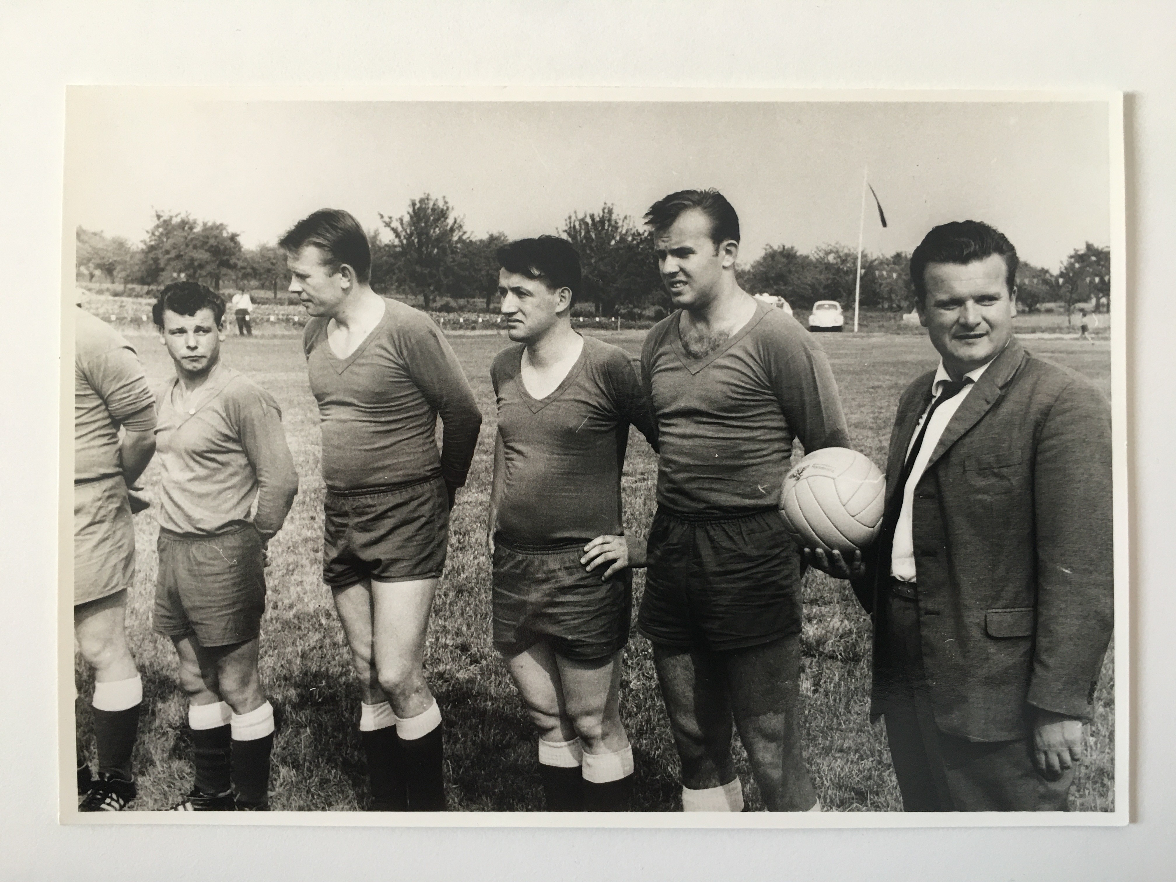 Fußball in Steinbach, ca. 1962 (Taunus-Rhein-Main - Regionalgeschichtliche Sammlung Dr. Stefan Naas CC BY-NC-SA)
