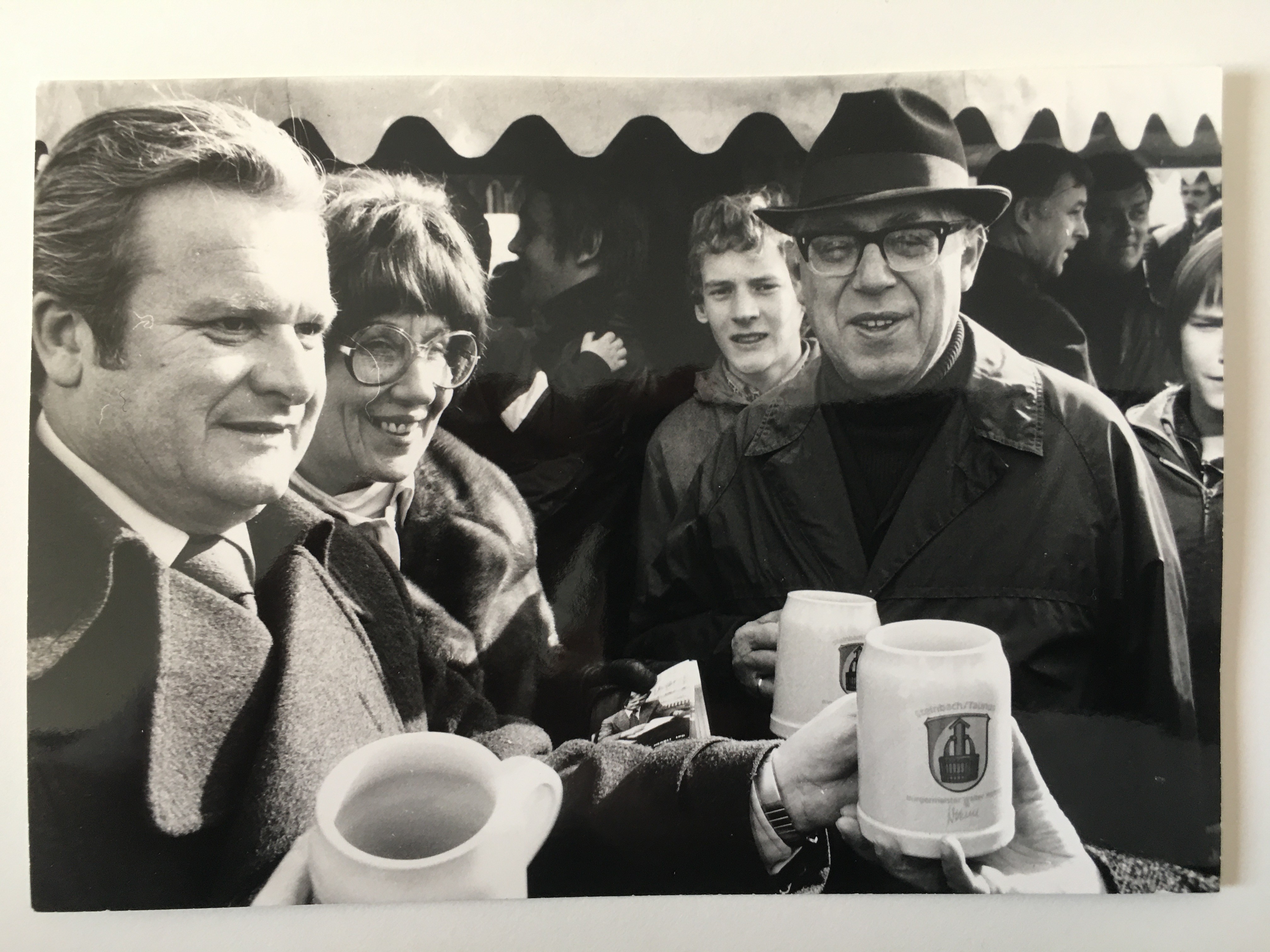 Wahlkampf der Steinbacher SPD mit Walter Herbst am Wochenmarkt, 1981 (Taunus-Rhein-Main - Regionalgeschichtliche Sammlung Dr. Stefan Naas CC BY-NC-SA)