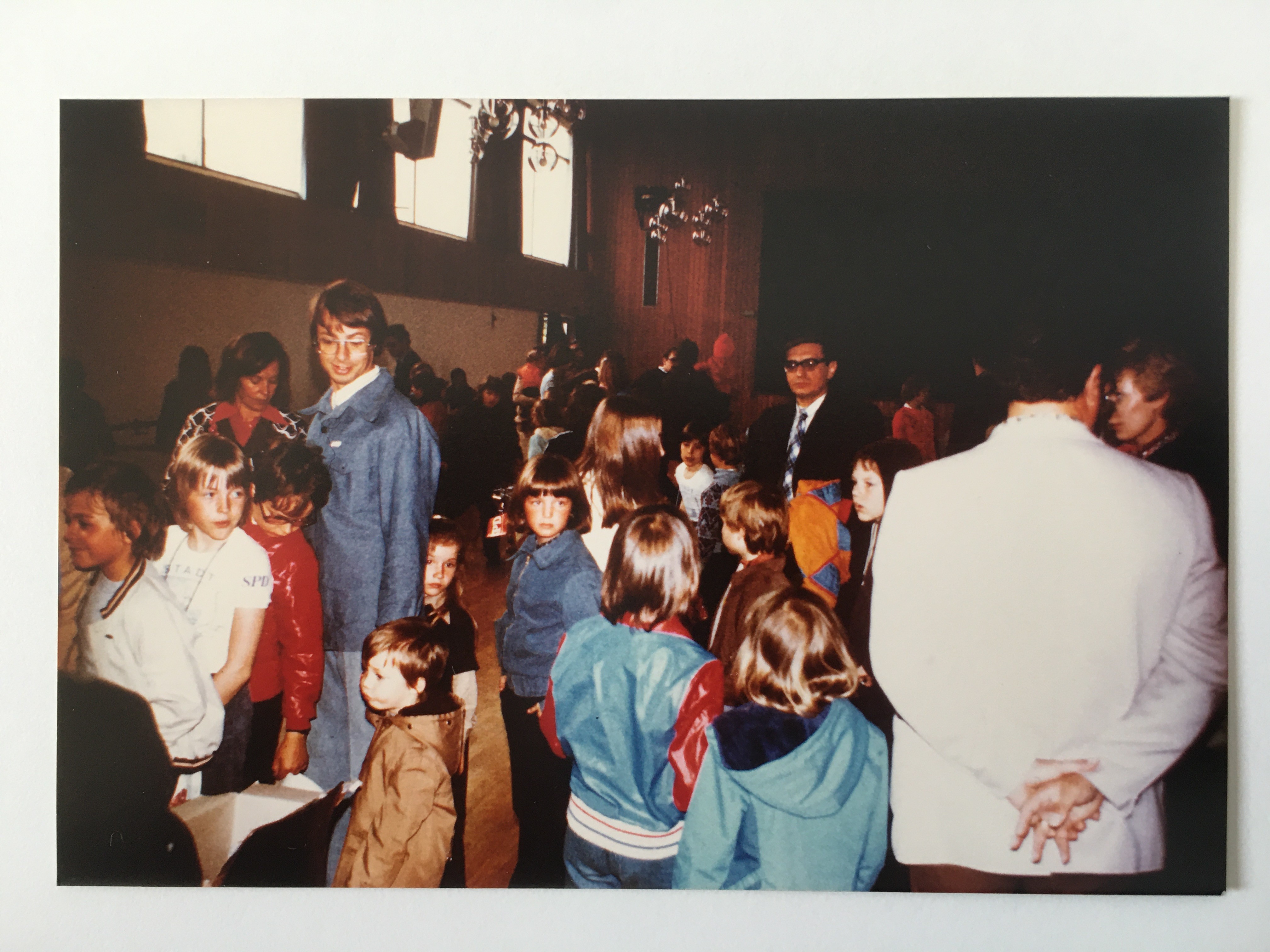 Kinderfest der SPD Steinbach im Bürgerhaus, ca. 1982 (Taunus-Rhein-Main - Regionalgeschichtliche Sammlung Dr. Stefan Naas CC BY-NC-SA)