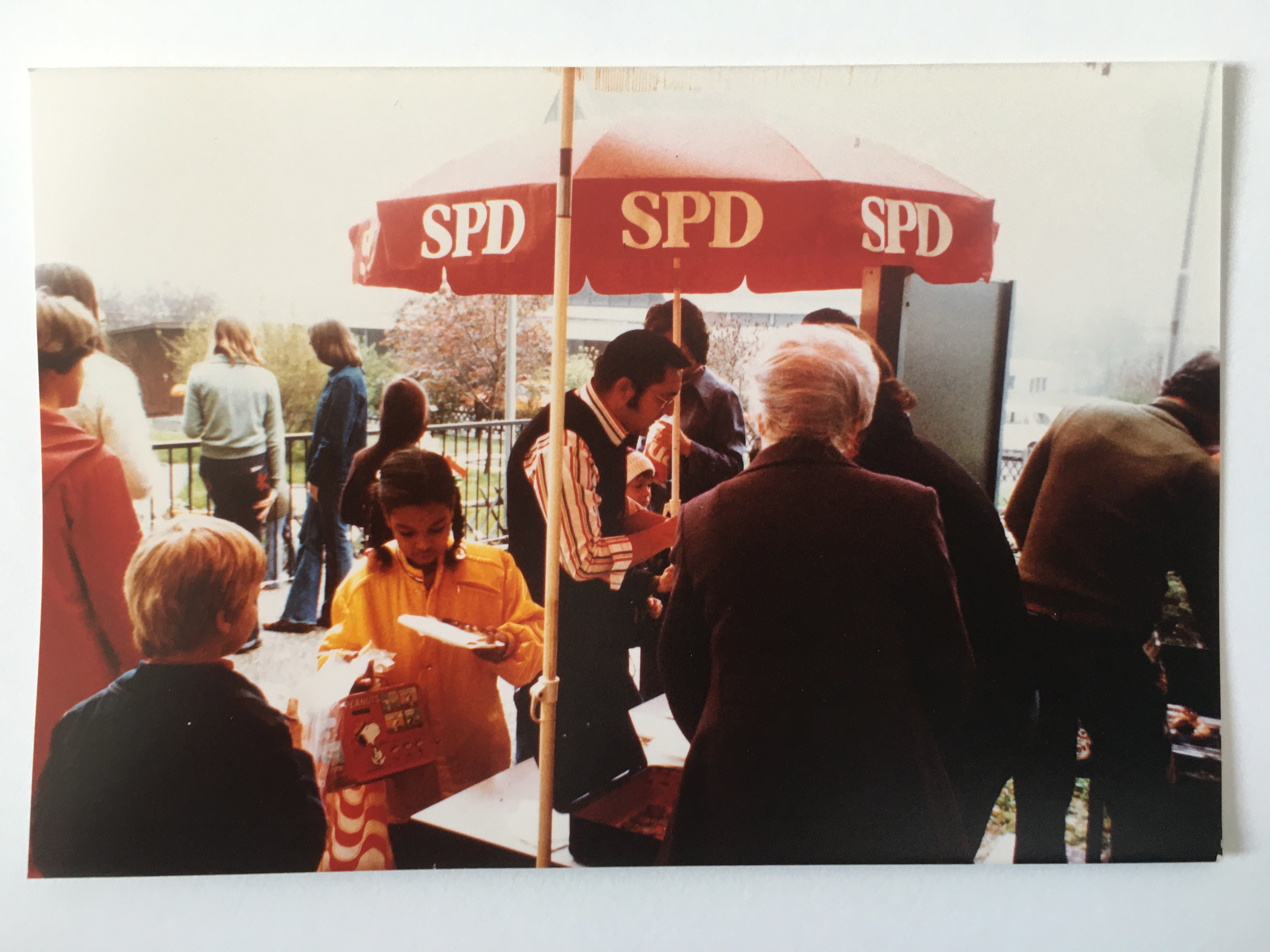Informationsstand der SPD Steinbach am Bürgerhaus, ca. 1982 (Taunus-Rhein-Main - Regionalgeschichtliche Sammlung Dr. Stefan Naas CC BY-NC-SA)