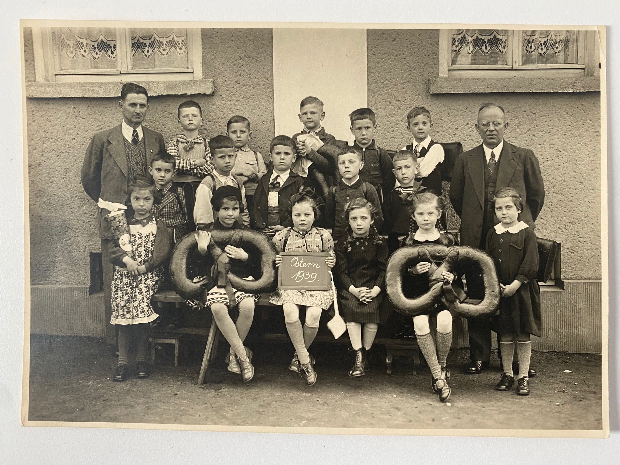 Steinbacher Schulkinder, Einschulung 1939 (Taunus-Rhein-Main - Regionalgeschichtliche Sammlung Dr. Stefan Naas CC BY-NC-SA)