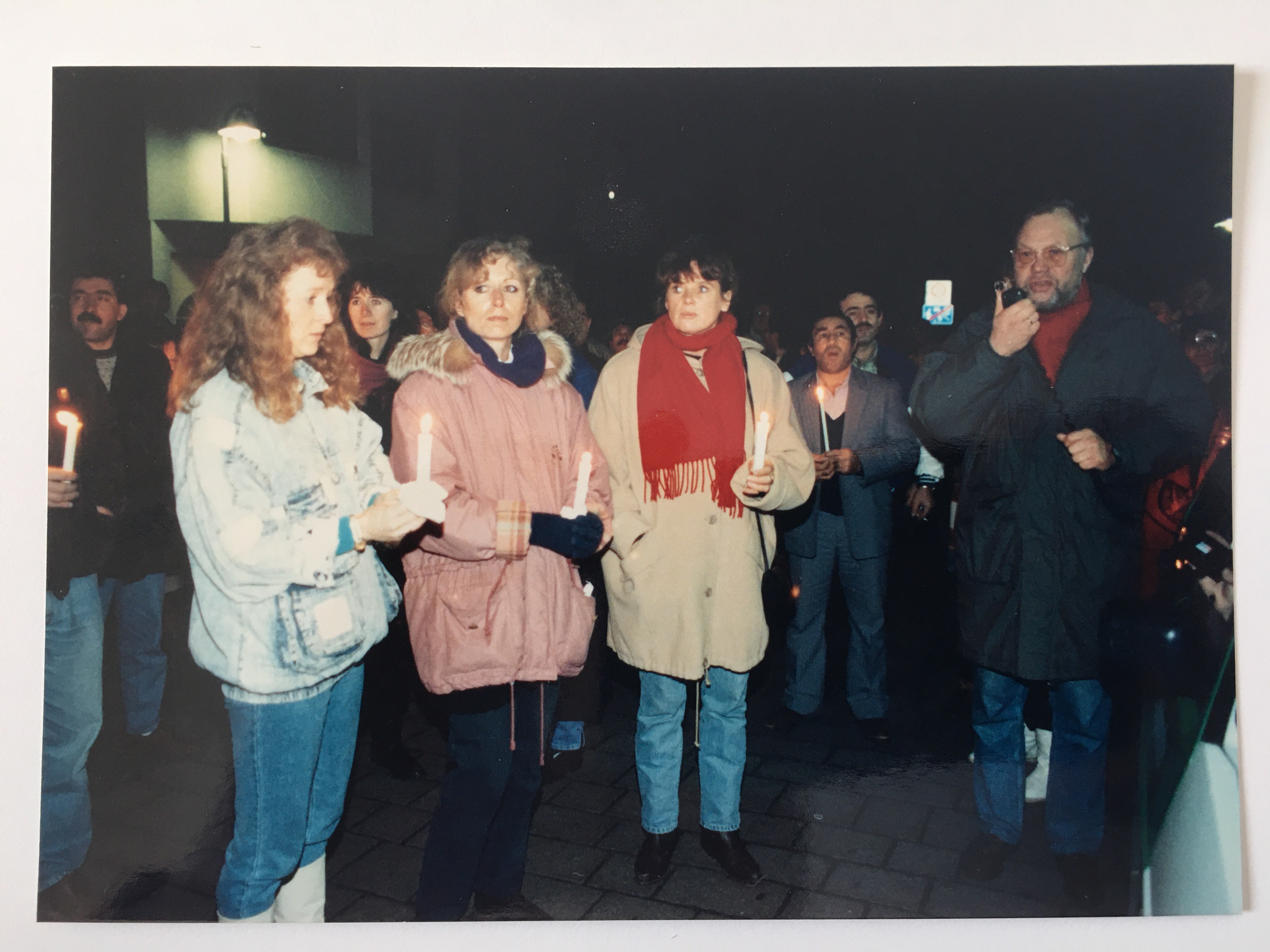 Lichterkette in Steinbach gegen die Anschläge auf Asylbewerberheime in Deutschland, Dezember 1992 (Taunus-Rhein-Main - Regionalgeschichtliche Sammlung Dr. Stefan Naas CC BY-NC-SA)