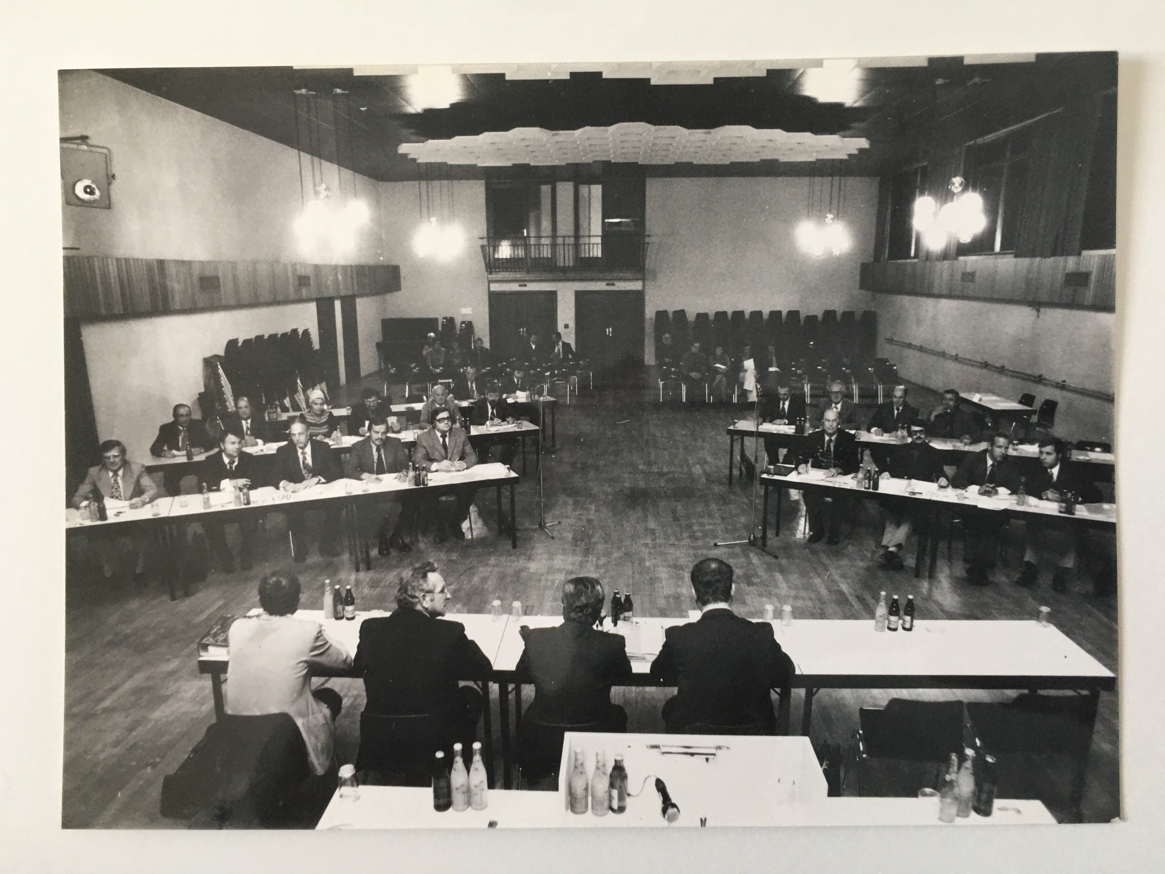 Die Steinbacher Stadtverordnetenversammlung im Bürgerhaus, 1973-1977 (Taunus-Rhein-Main - Regionalgeschichtliche Sammlung Dr. Stefan Naas CC BY-NC-SA)