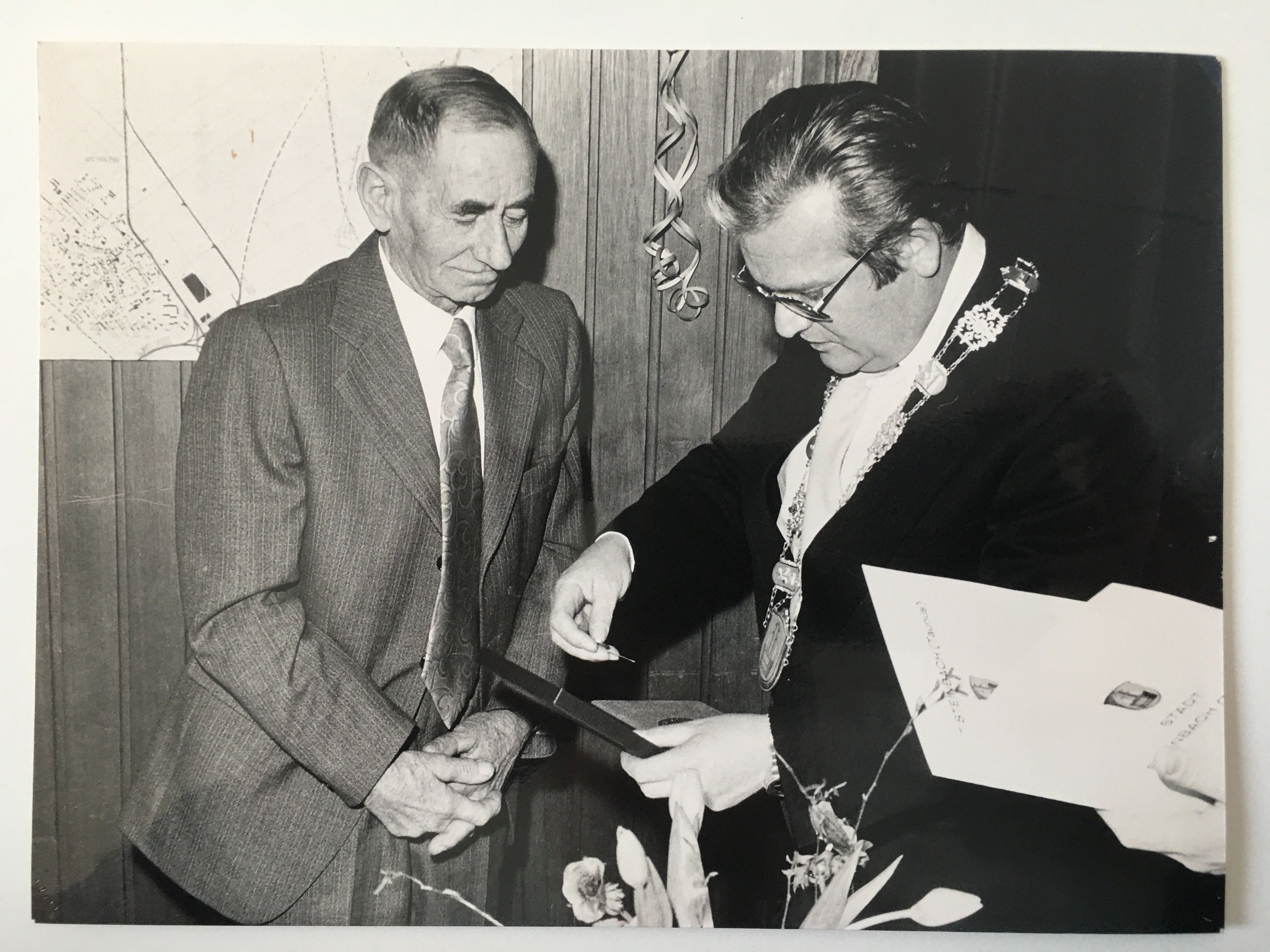 Verleihung des Ehrenbriefes des Landes Hessen an Ludwig Höck (FDP) am 1.9.1982 (Taunus-Rhein-Main - Regionalgeschichtliche Sammlung Dr. Stefan Naas CC BY-NC-SA)