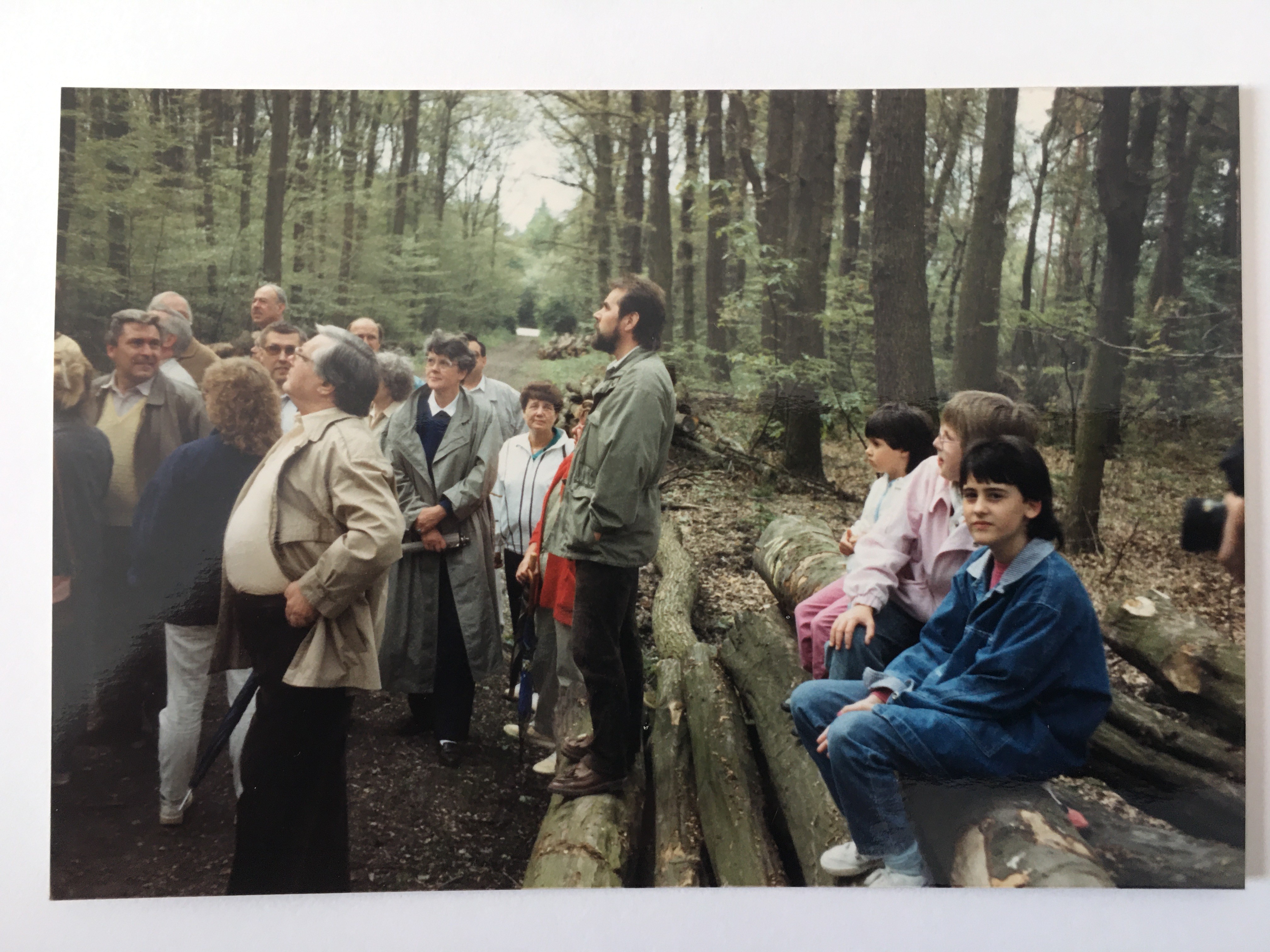 Tag der Umwelt in Steinbach, Waldspaziergang 4.6.1988 (Taunus-Rhein-Main - Regionalgeschichtliche Sammlung Dr. Stefan Naas CC BY-NC-SA)