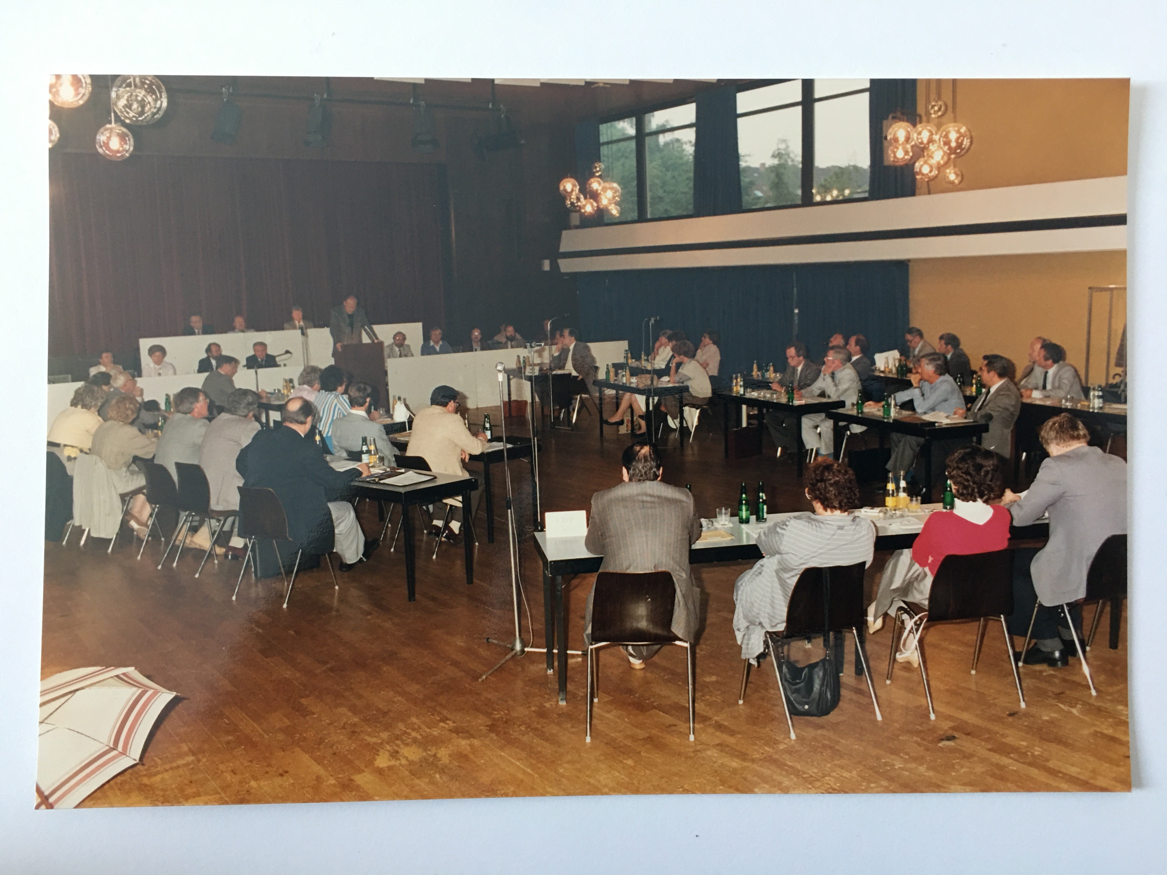 Die Steinbacher Stadtverordnetenversammlung im Bürgerhaus, 1984 (Taunus-Rhein-Main - Regionalgeschichtliche Sammlung Dr. Stefan Naas CC BY-NC-SA)