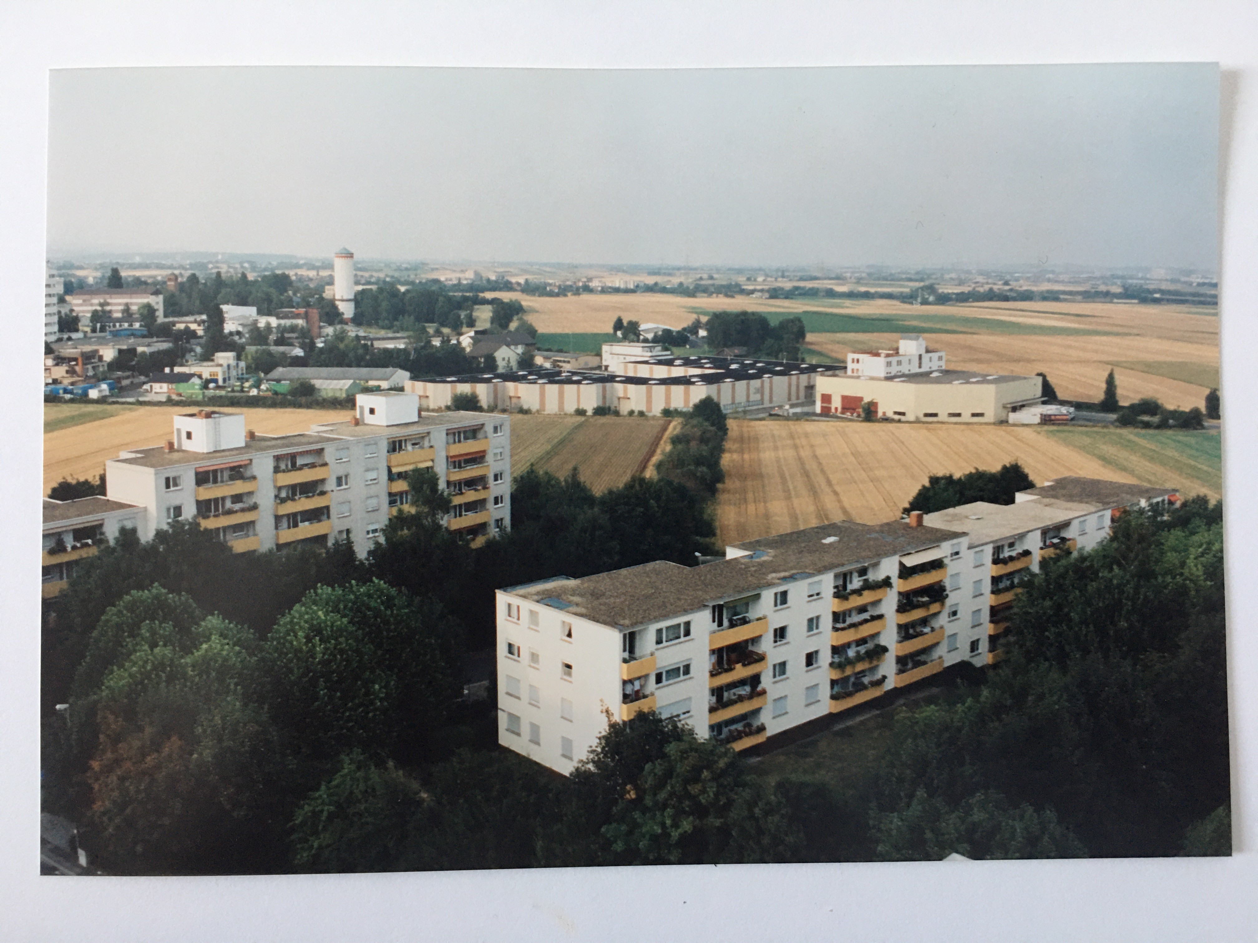 Blick auf die Berliner Straße und das Steinbacher Industriegebiet, ca. 1990 (Taunus-Rhein-Main - Regionalgeschichtliche Sammlung Dr. Stefan Naas CC BY-NC-SA)