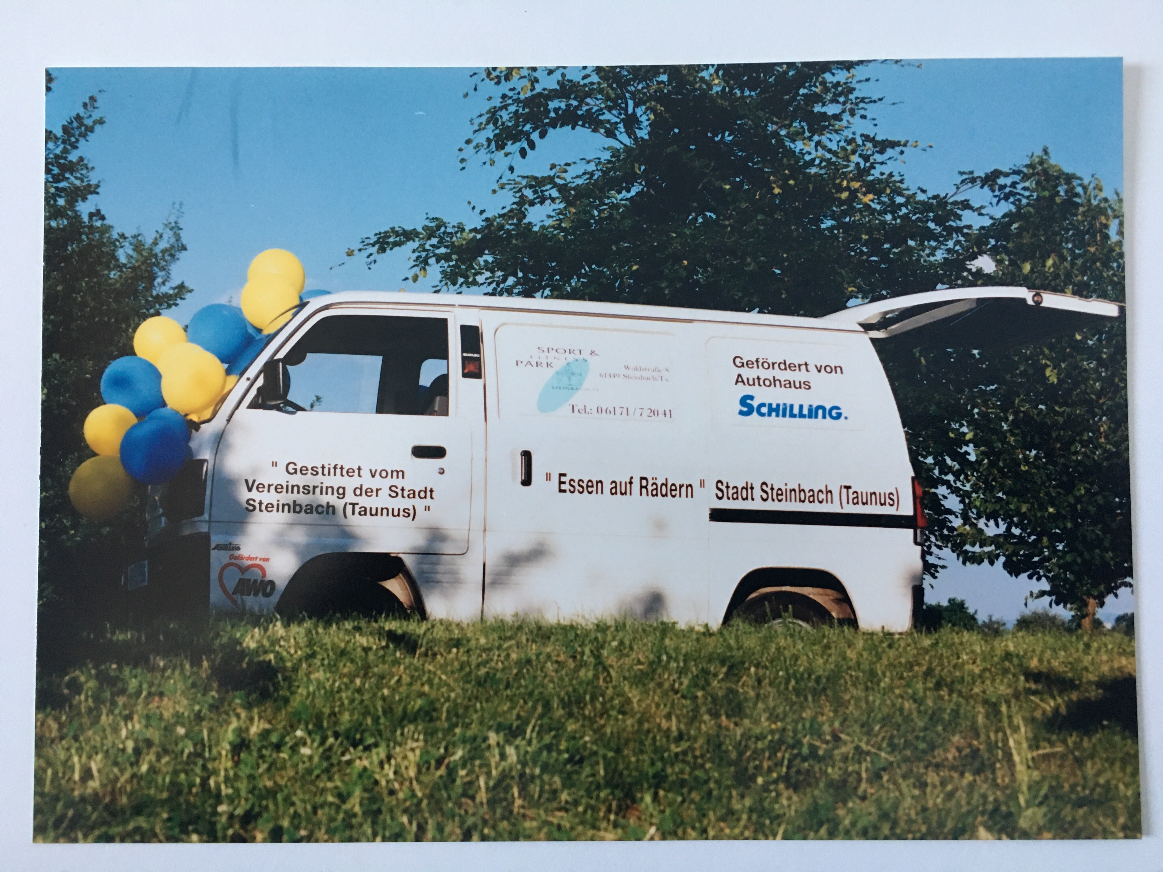 "Essen auf Rädern" Indienstellung des gespendeten Fahrzeugs Sommer 1995. (Taunus-Rhein-Main - Regionalgeschichtliche Sammlung Dr. Stefan Naas CC BY-NC-SA)