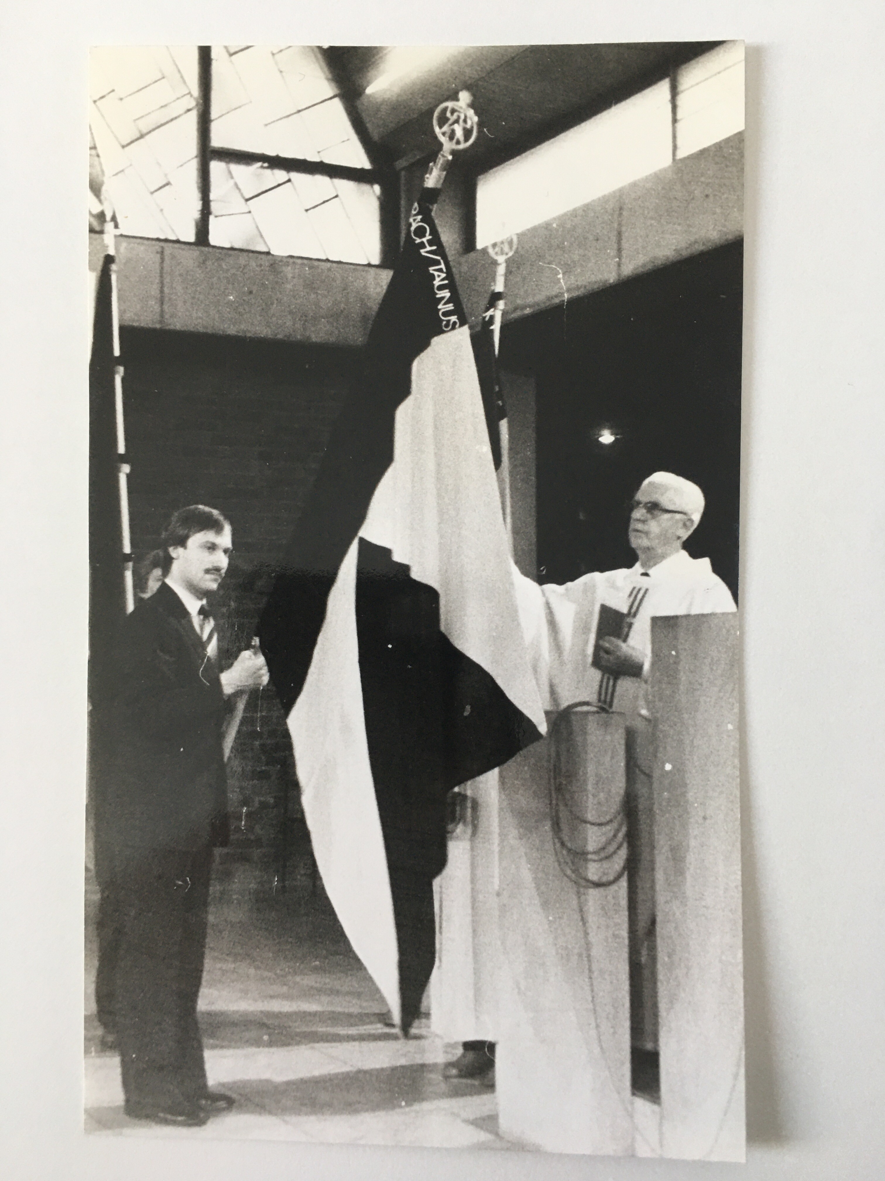 Die Weihe der neuen Kolping-Fahne, Katholische Kirche Steinbach, ca. 1980 (Taunus-Rhein-Main - Regionalgeschichtliche Sammlung Dr. Stefan Naas CC BY-NC-SA)