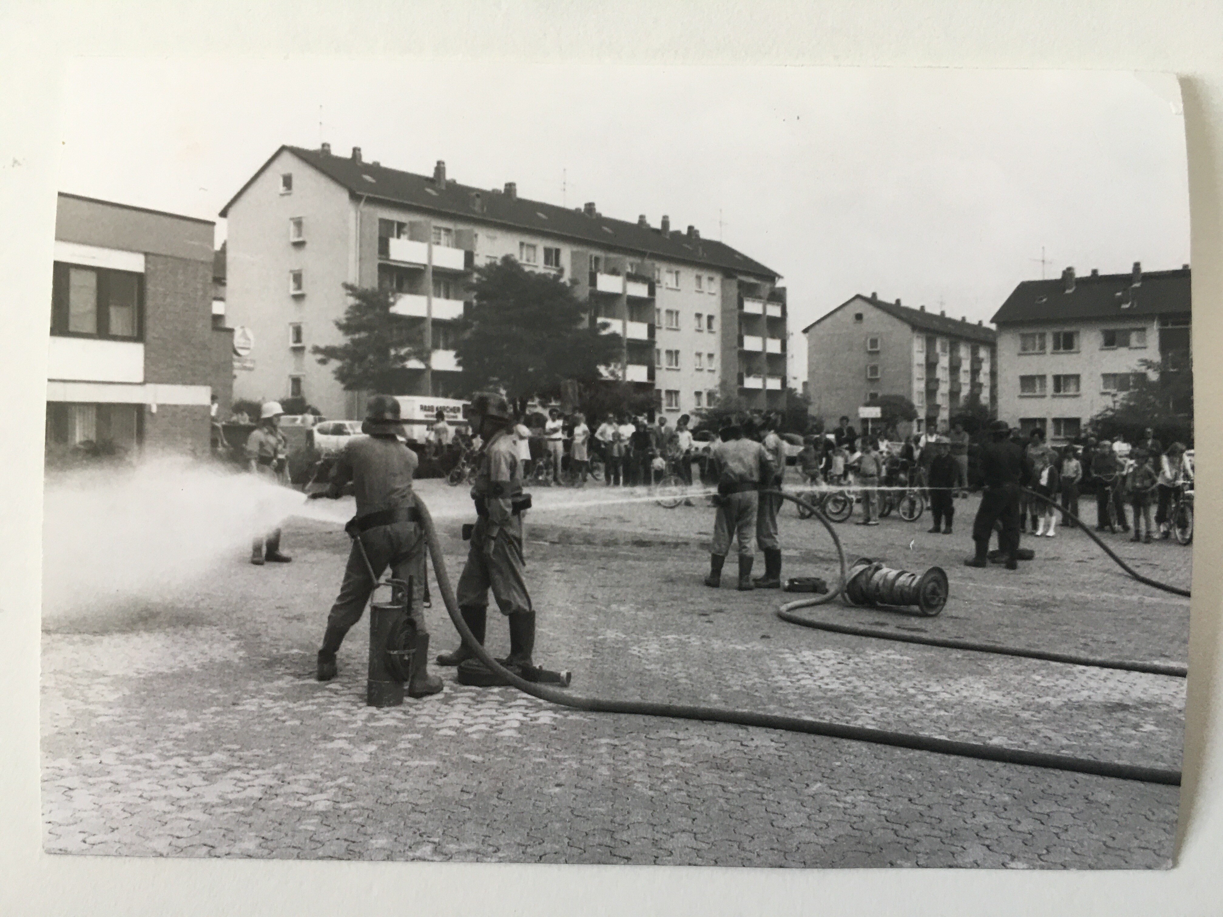 Übung der Freiwilligen Feuerwehr Steinbach, 1970 (Taunus-Rhein-Main - Regionalgeschichtliche Sammlung Dr. Stefan Naas CC BY-NC-SA)