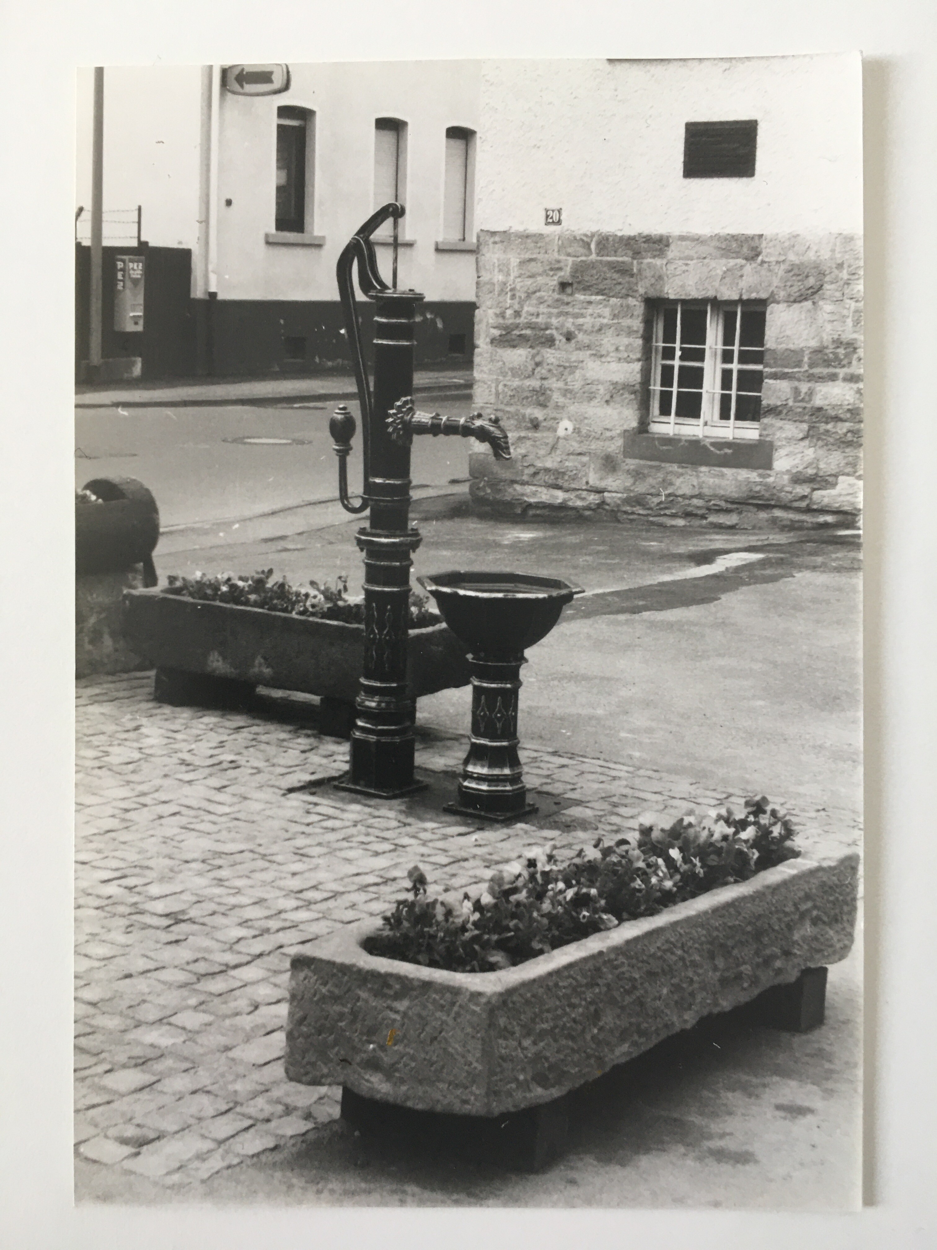 Der Brunnen vor dem Steinbacher Rathaus, ca. 1988 (Taunus-Rhein-Main - Regionalgeschichtliche Sammlung Dr. Stefan Naas CC BY-NC-SA)