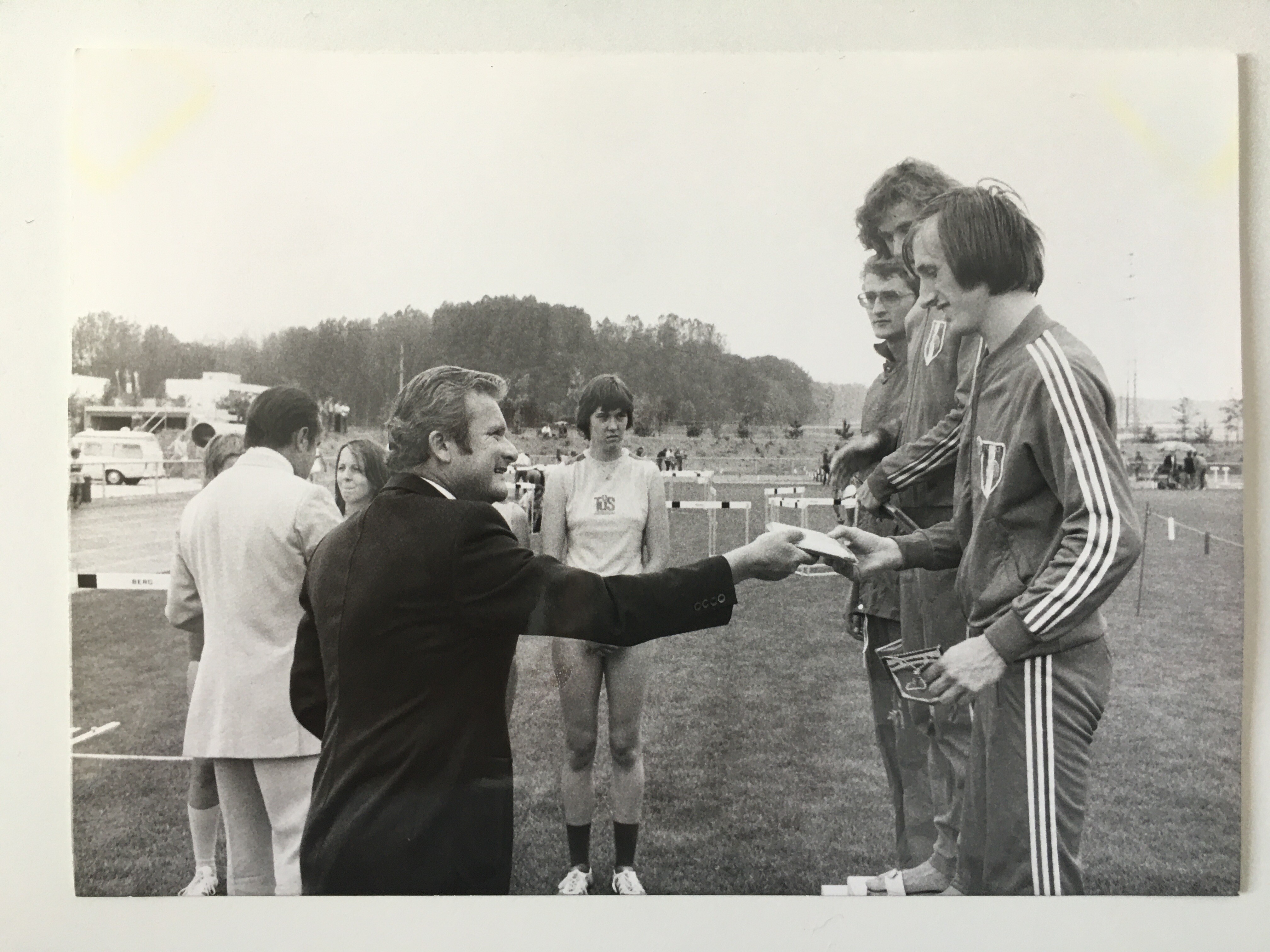 Sportlerehrung durch Bürgermeister Walter Herbst, ca. 1990 (Taunus-Rhein-Main - Regionalgeschichtliche Sammlung Dr. Stefan Naas CC BY-NC-SA)