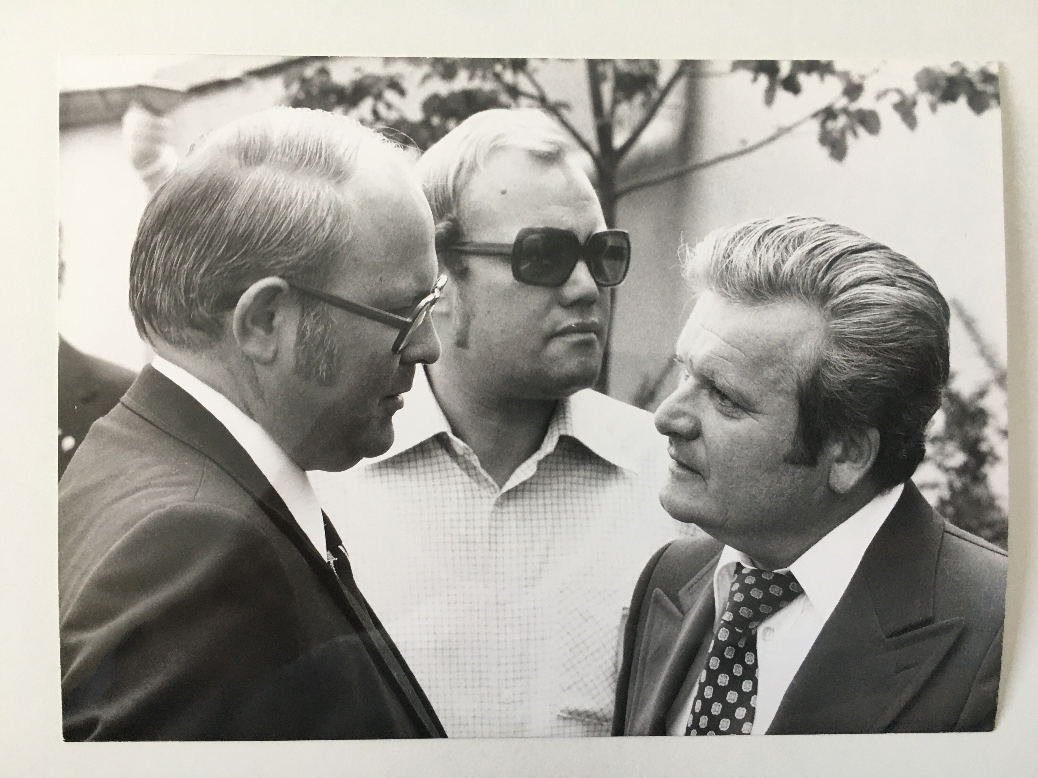 Walter Herbst, Edgar Parnet und Ernst Welteke in Steinbach , ca. 1990 (Taunus-Rhein-Main - Regionalgeschichtliche Sammlung Dr. Stefan Naas CC BY-NC-SA)