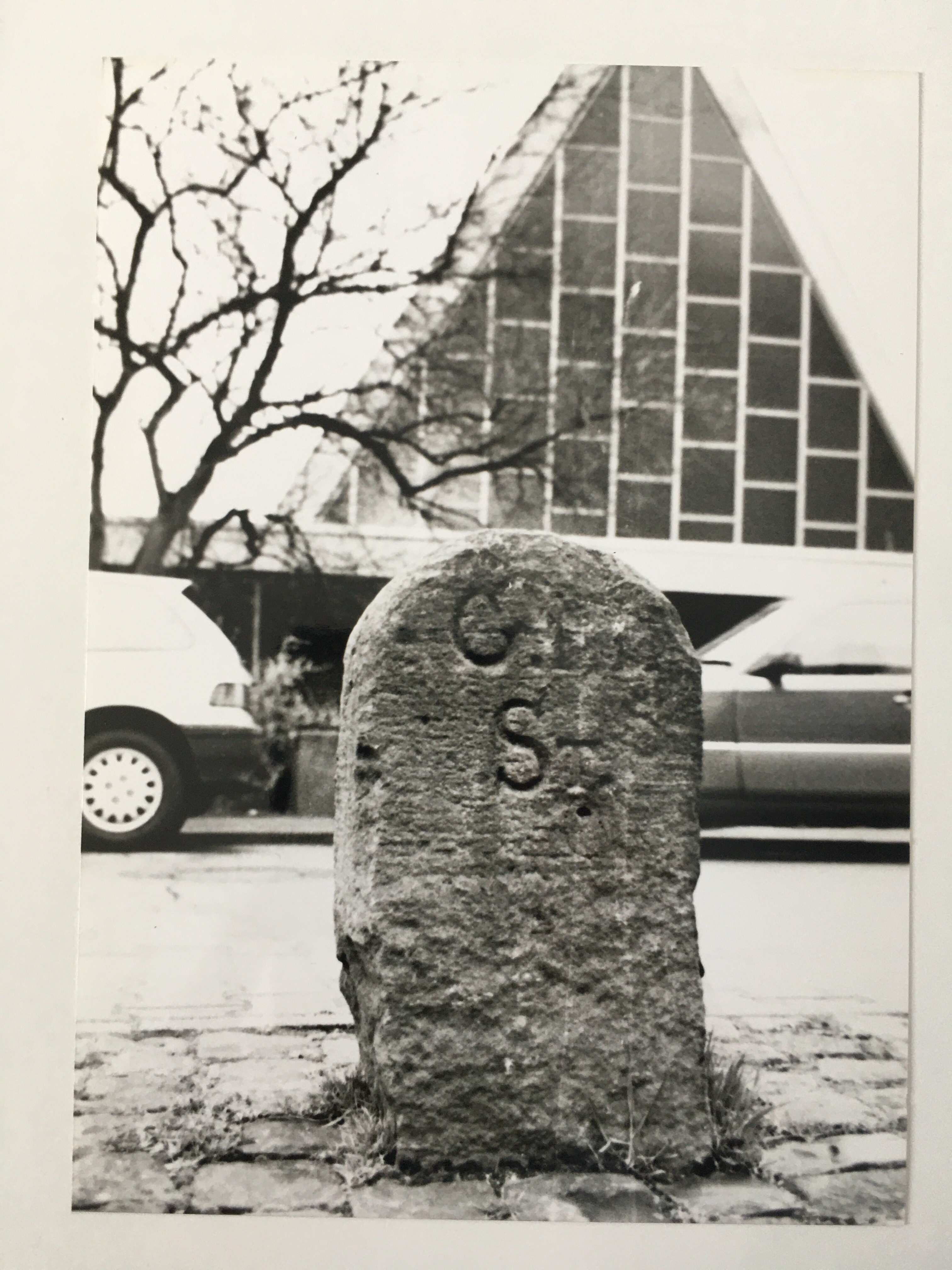 Grenzsteine am St. Avertin-Platz, 1992 (Taunus-Rhein-Main - Regionalgeschichtliche Sammlung Dr. Stefan Naas CC BY-NC-SA)