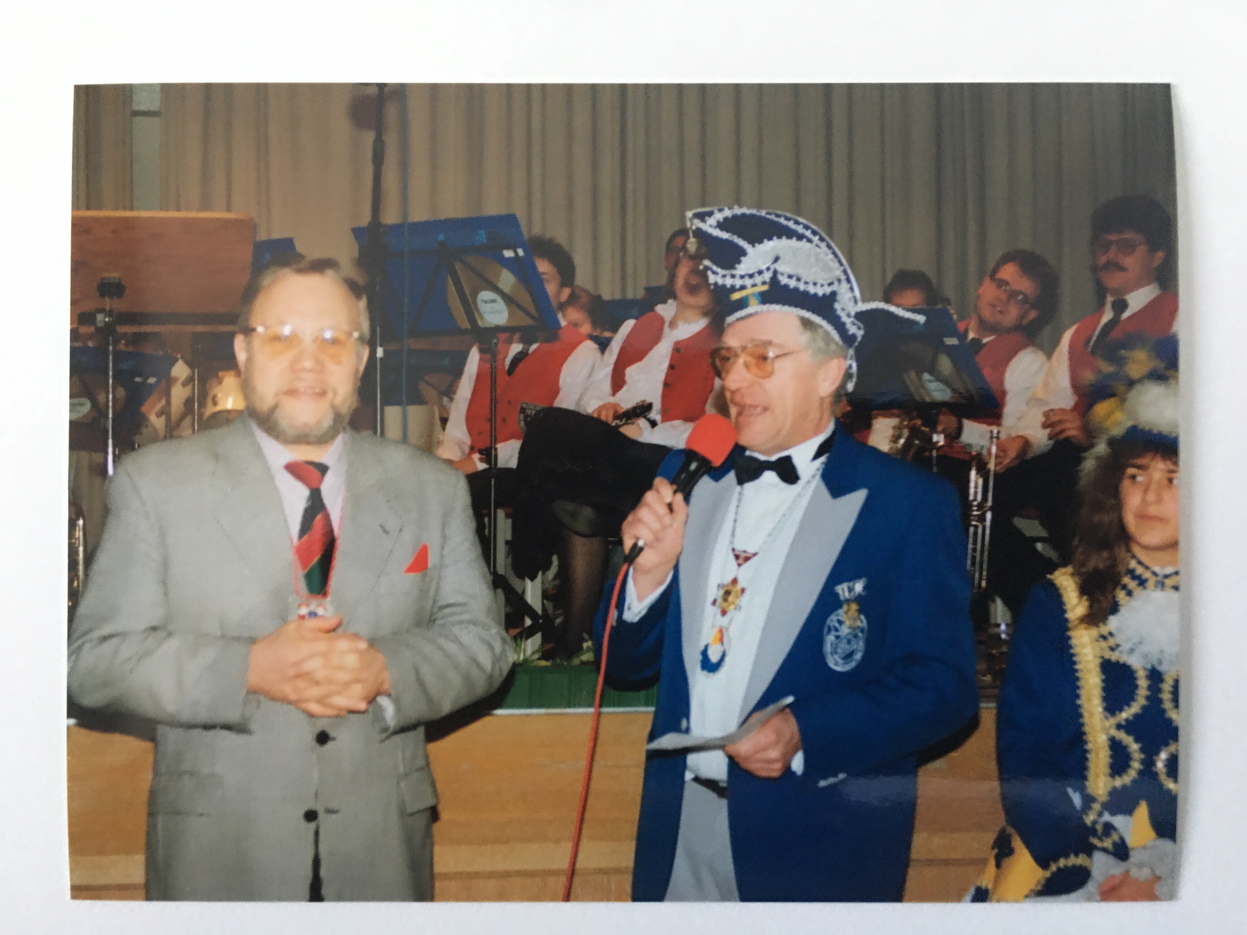 Fremdensitzung des Steinbacher Carnevalclubs (SCC), 1992 (Taunus-Rhein-Main - Regionalgeschichtliche Sammlung Dr. Stefan Naas CC BY-NC-SA)